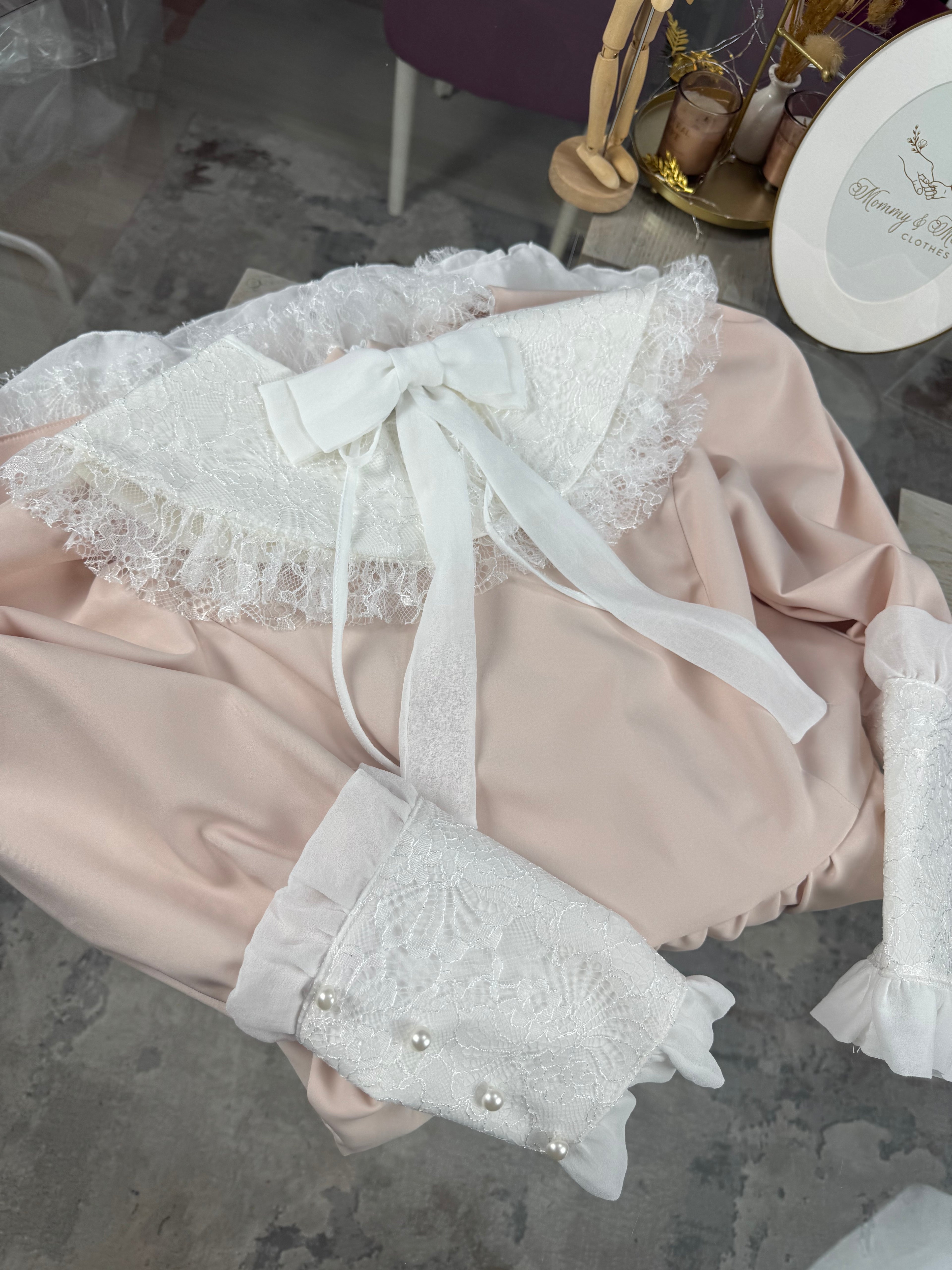 Rochita cu detalii din danteluta