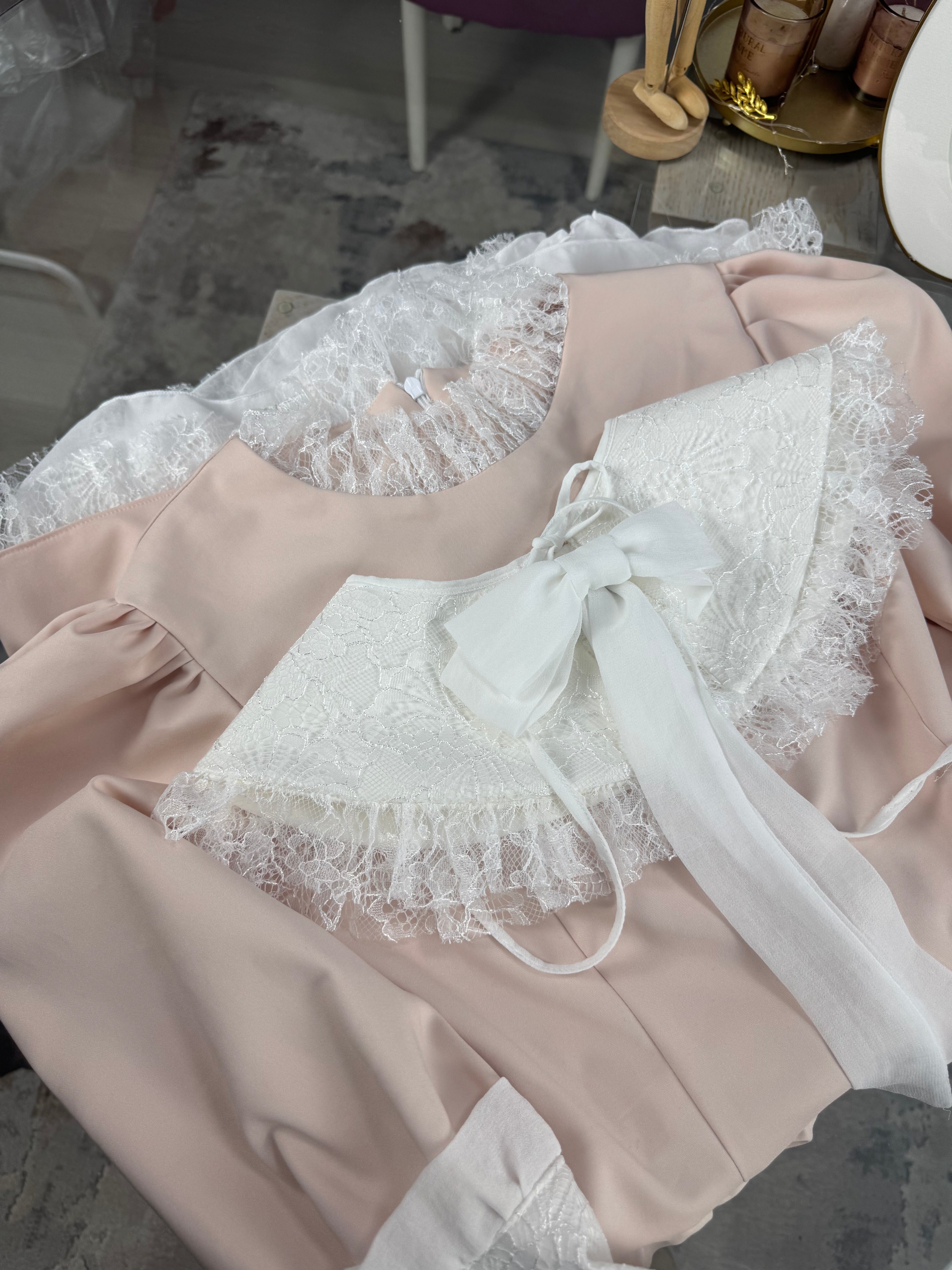 Rochita cu detalii din danteluta