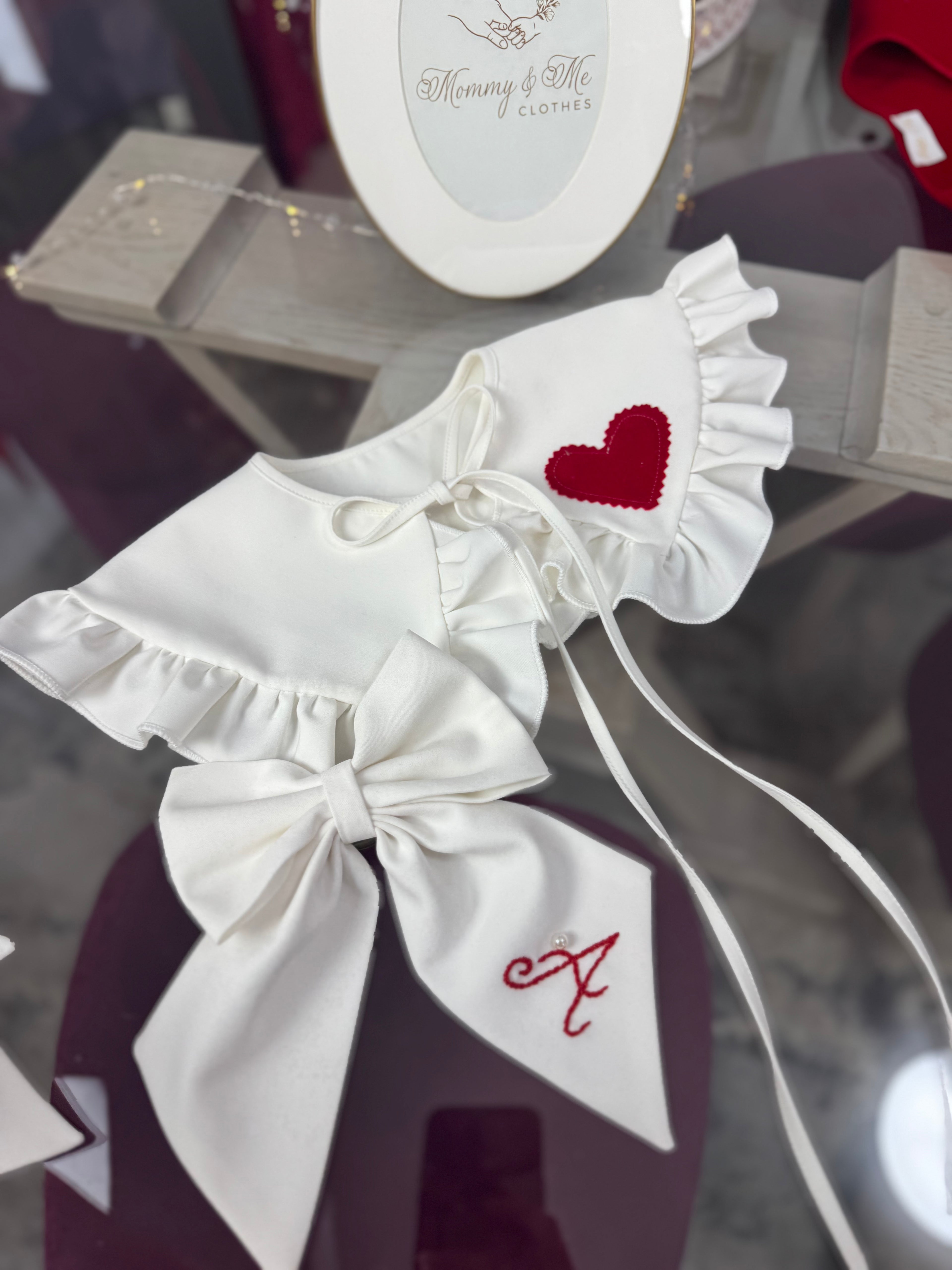 Set de accesorii format din guleraș alb și fundiță personalizabilă