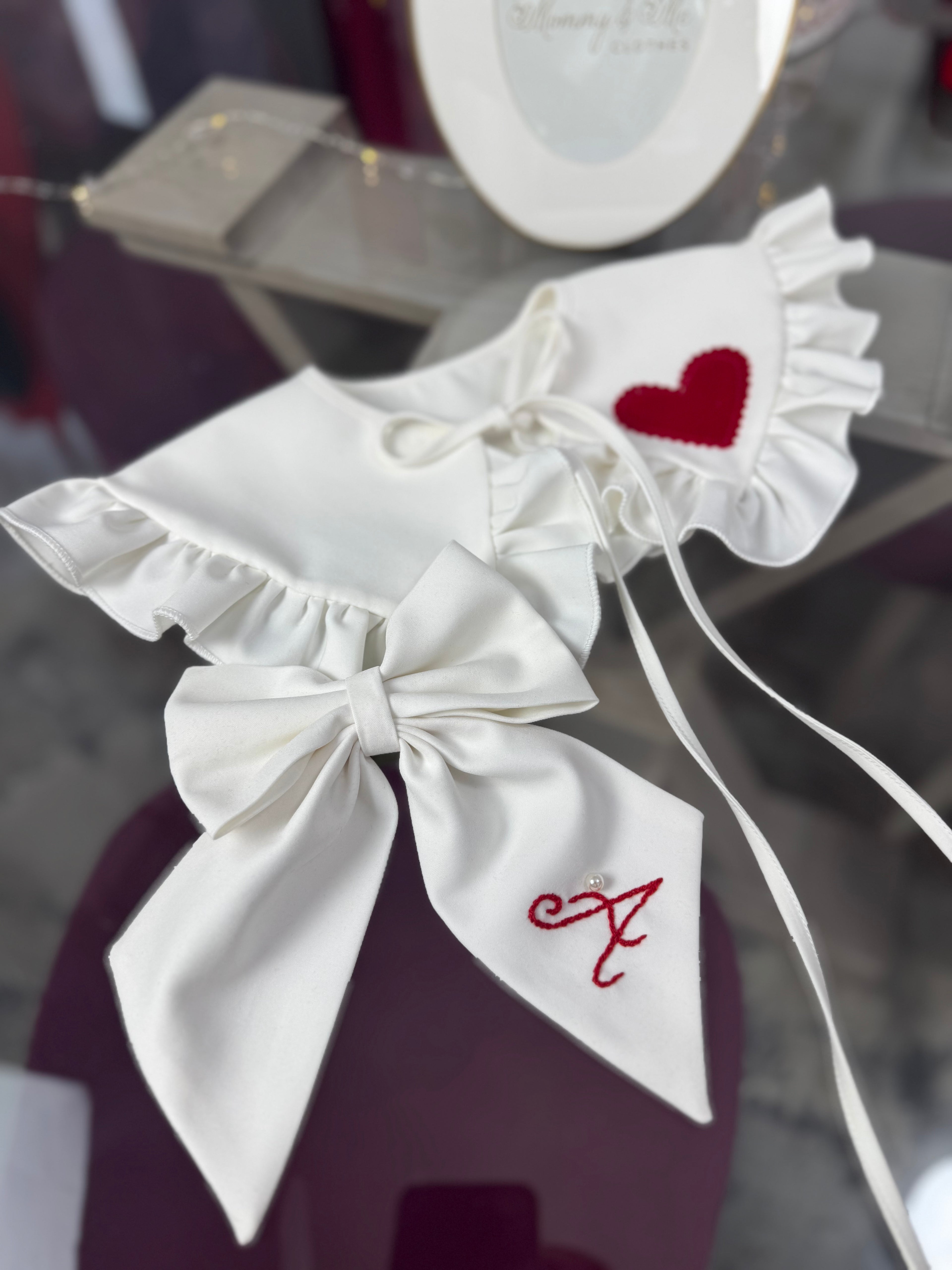 Set de accesorii format din guleraș alb și fundiță personalizabilă