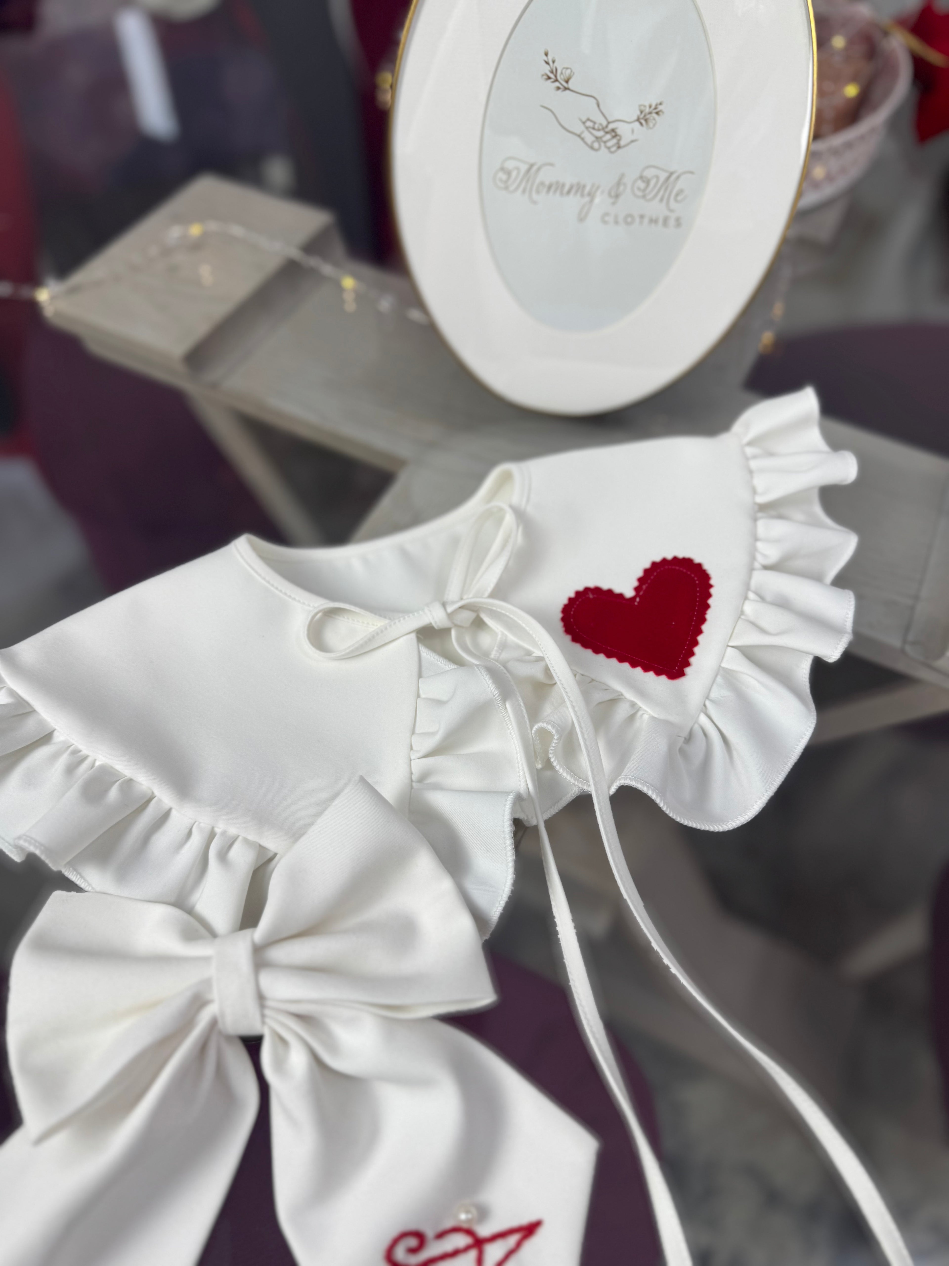 Set de accesorii format din guleraș alb și fundiță personalizabilă