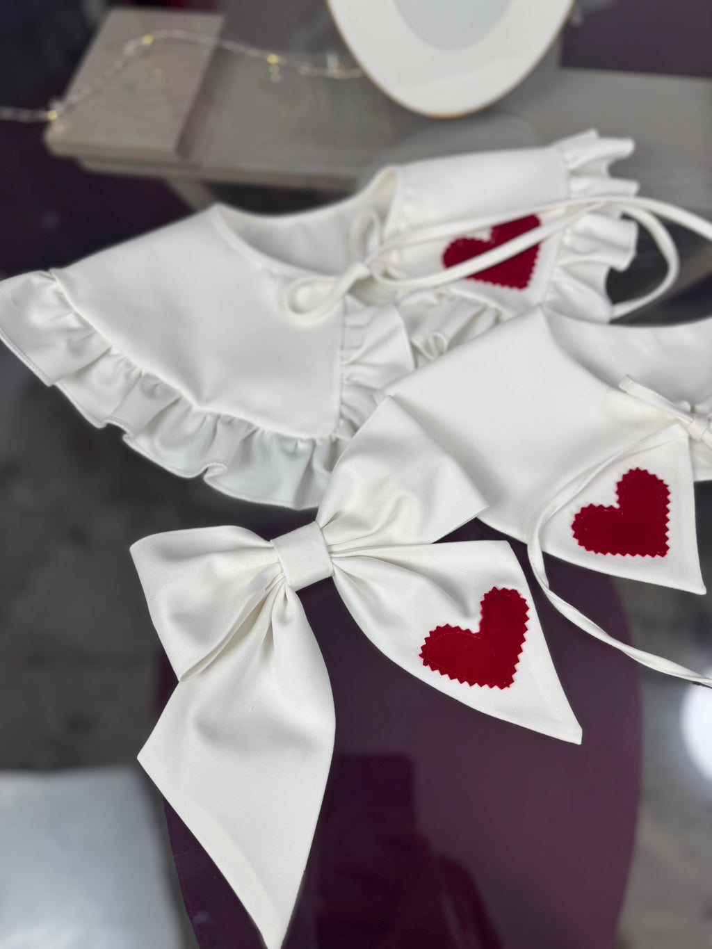 Set de accesorii format din guleraș alb și fundiță personalizabilă