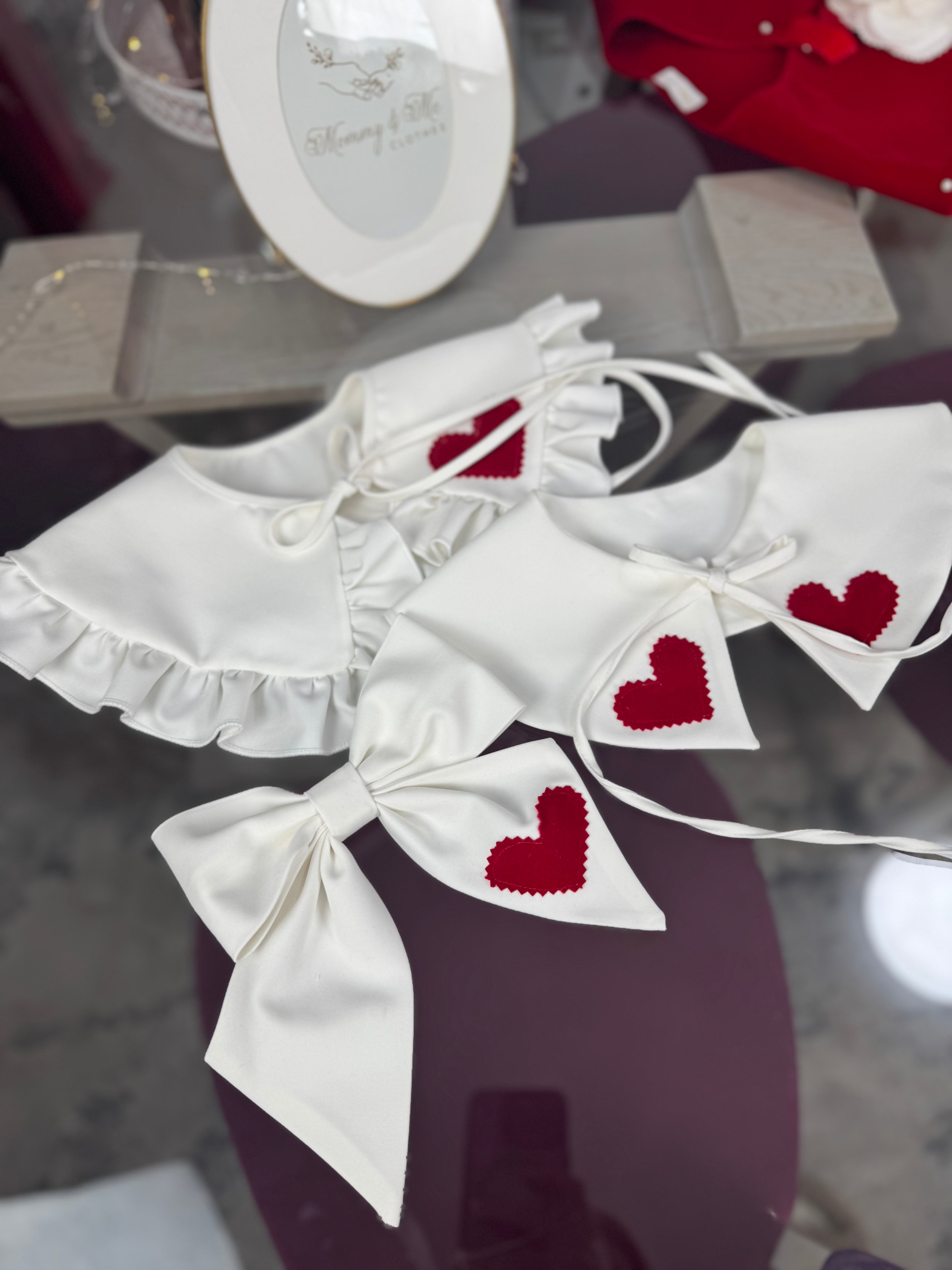 Set de accesorii format din guleraș alb și fundiță personalizabilă