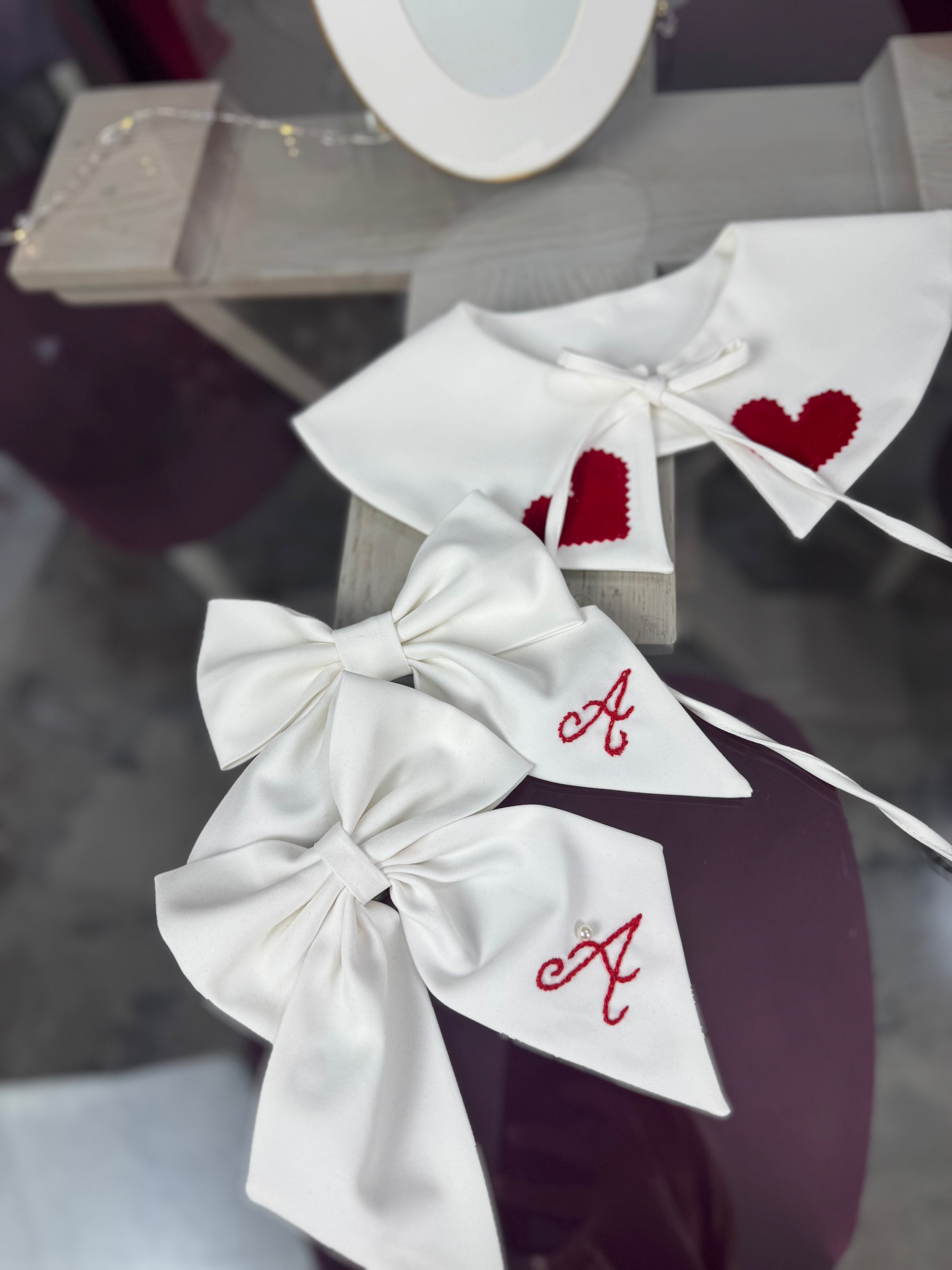 Set de accesorii format din guleraș alb și fundiță personalizabilă