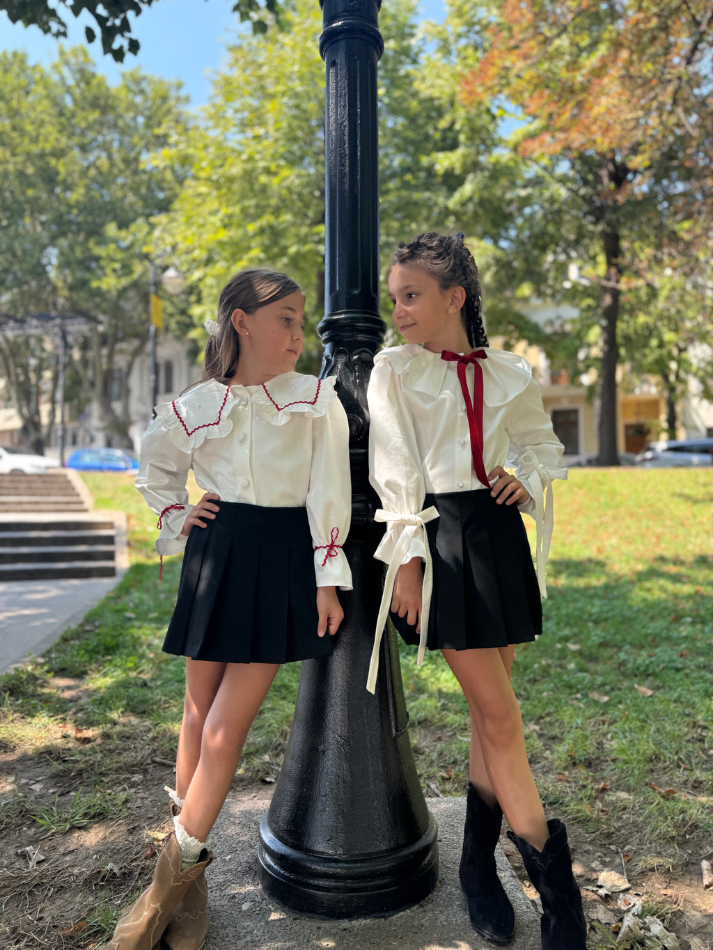 Cămașa alba de scoala cu guler plisat si manșete cu fundite
