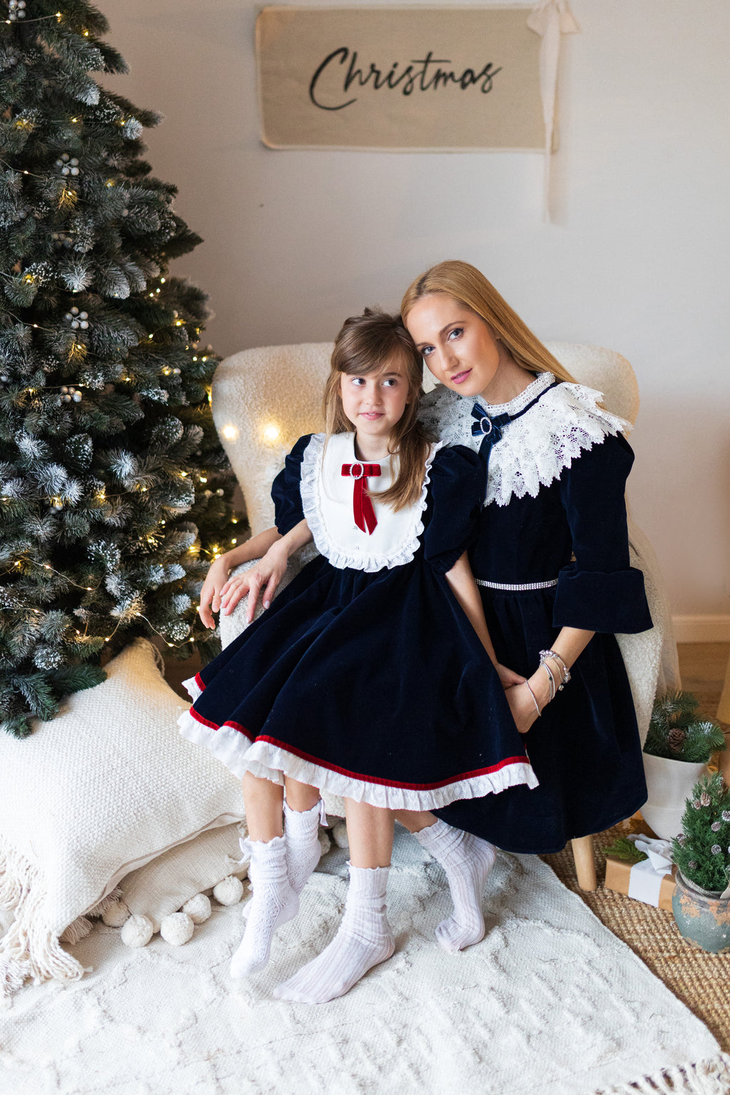 Rochita din catifea cu dantela si platcuta pe piept