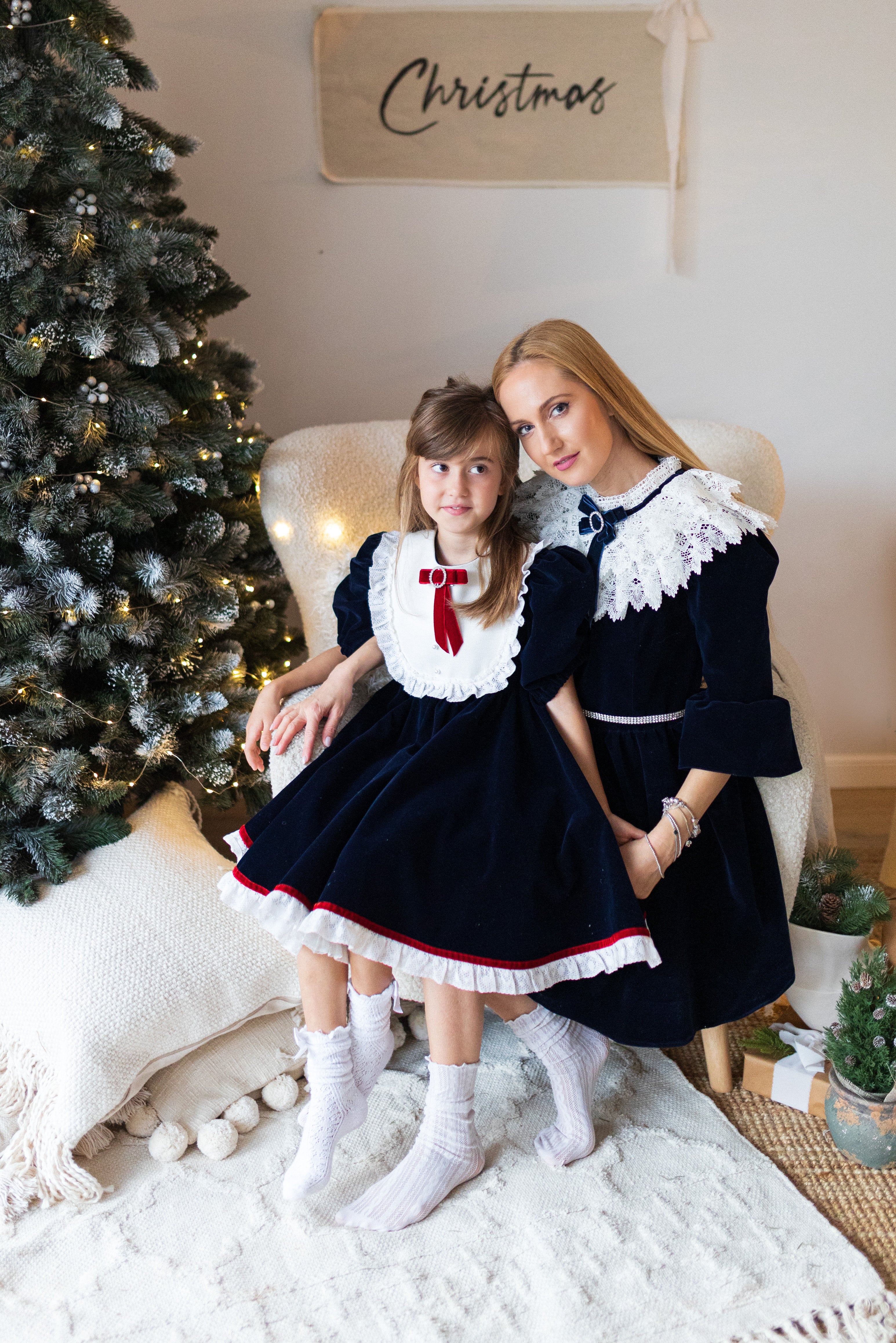 Rochita din catifea cu dantela si platcuta pe piept