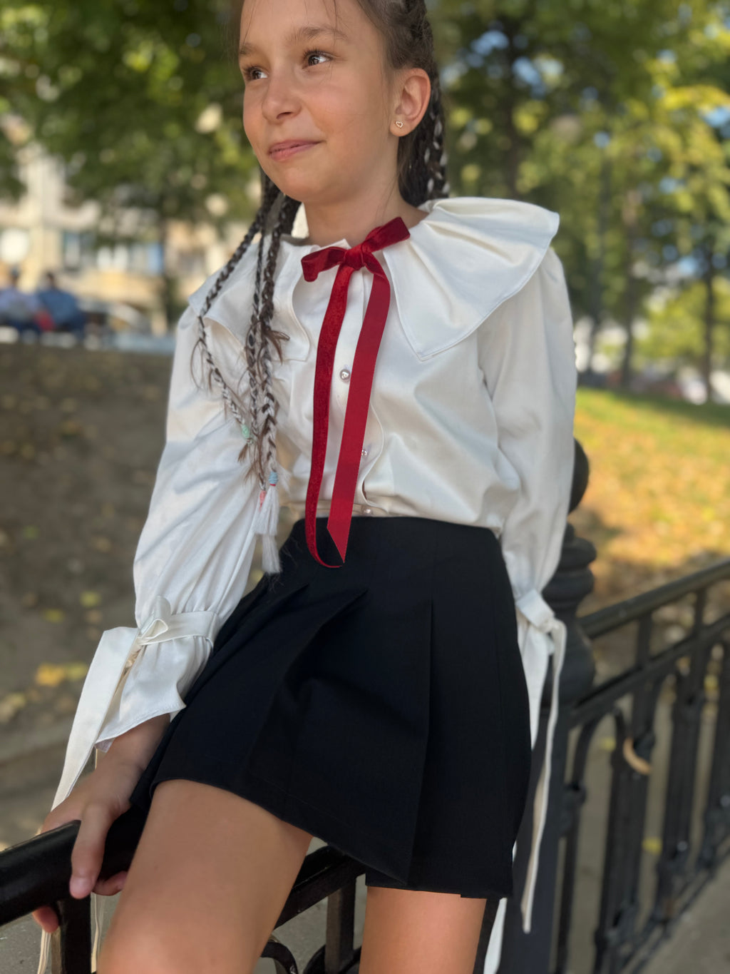 Cămașa alba de scoala cu guler plisat si manșete cu fundite