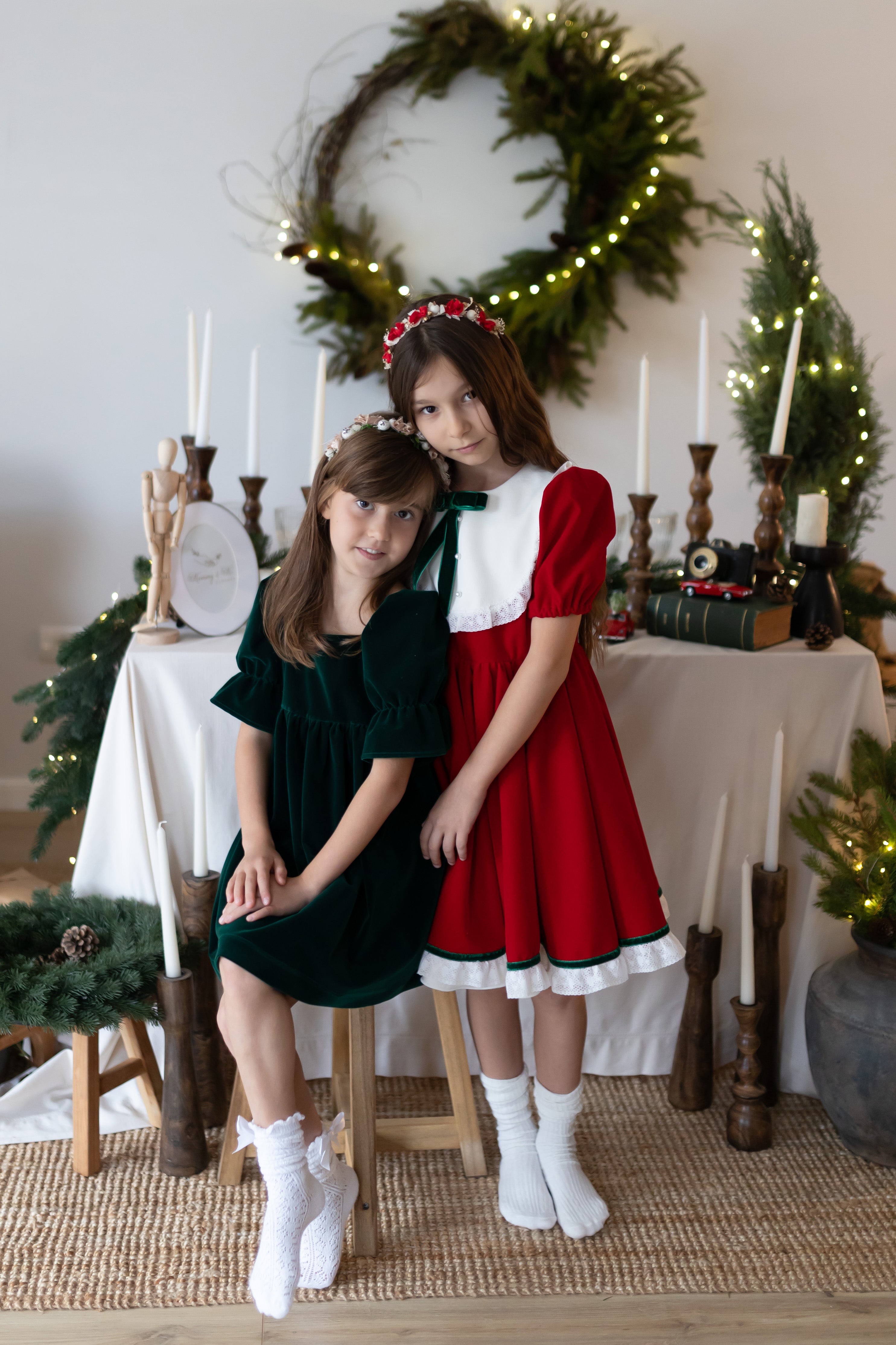 Rochita din catifea cu dantela si platcuta pe piept