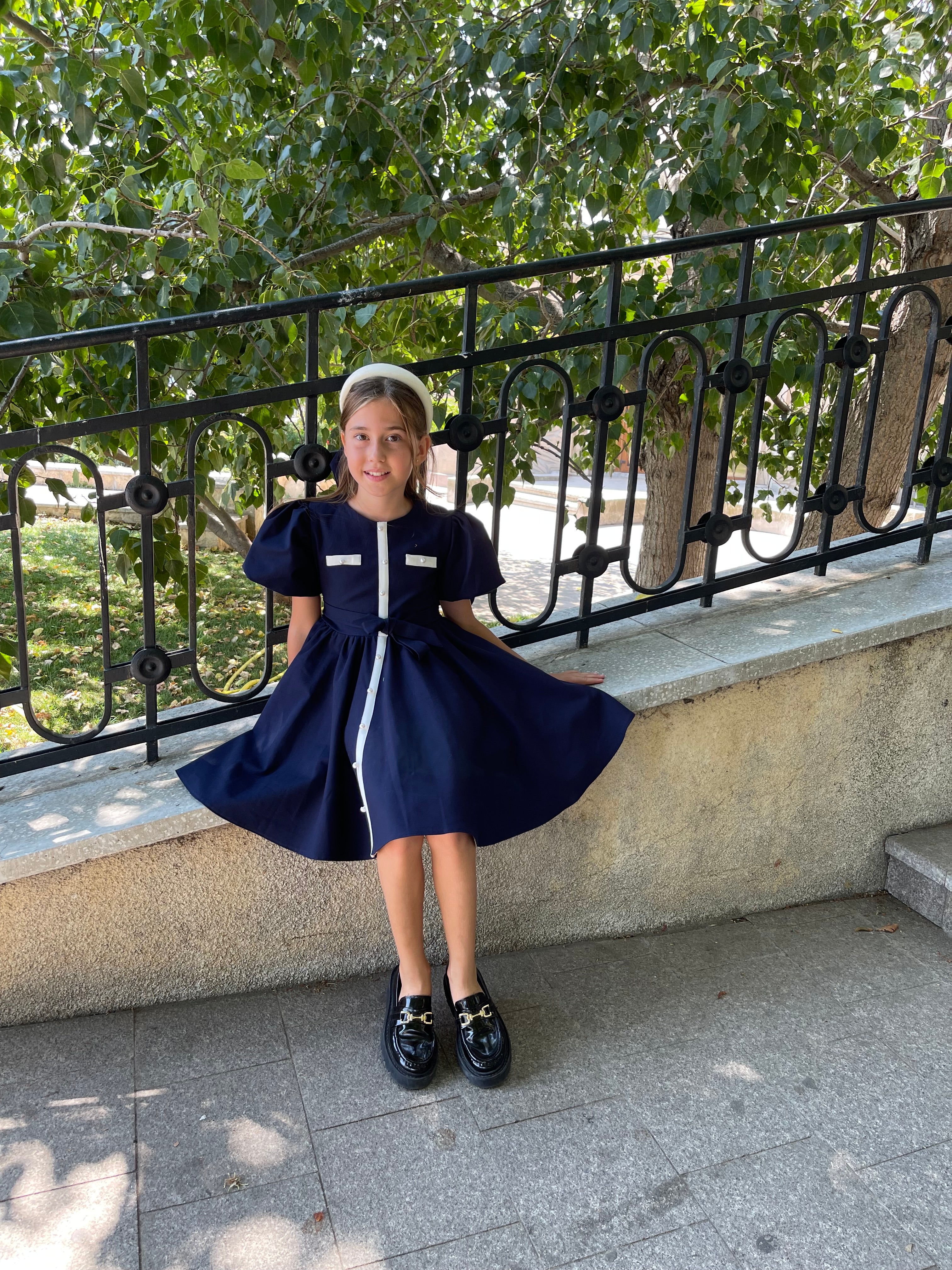 Rochița roșie cu banda alba si năsturei perla decorativi