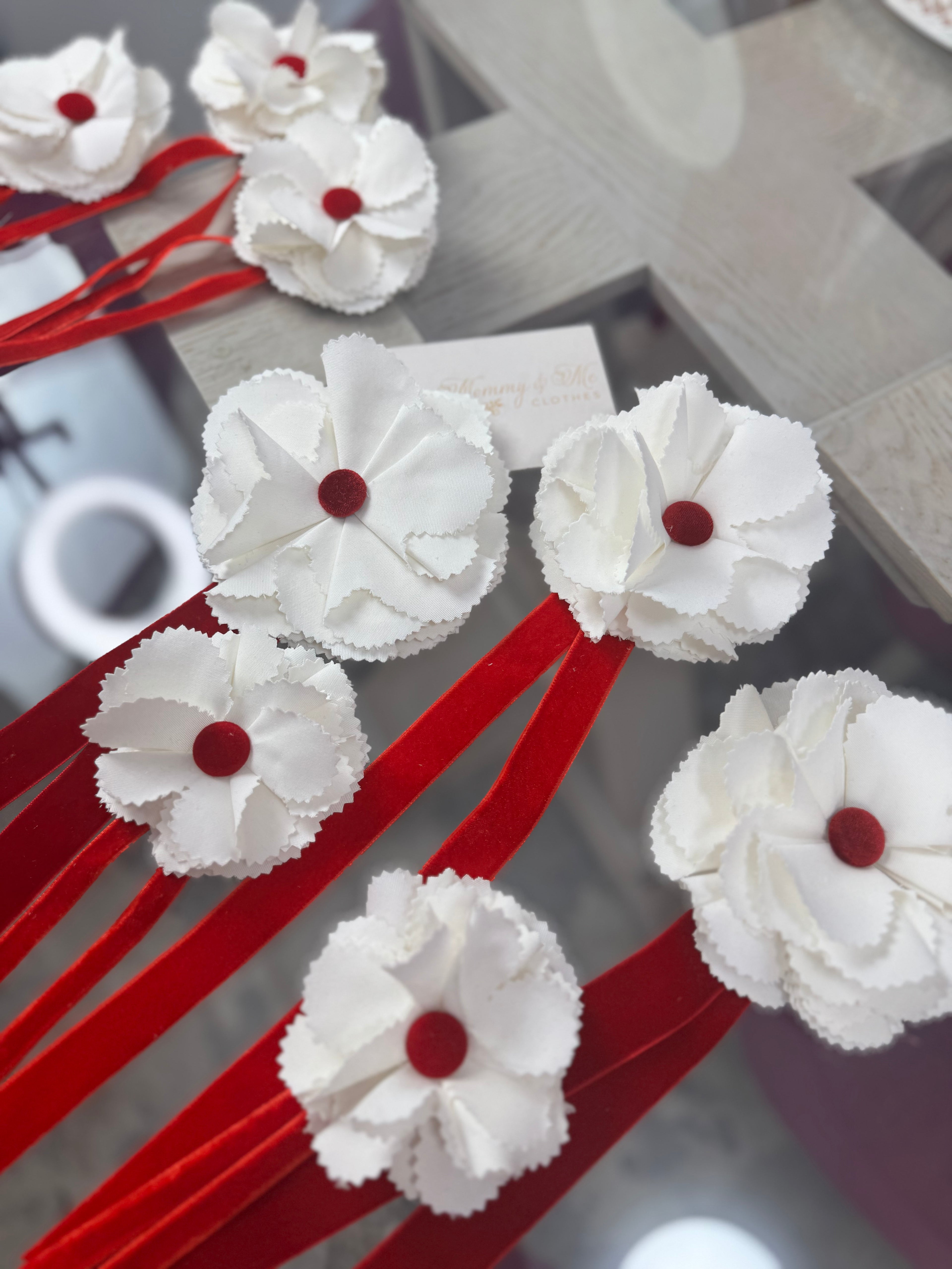 Accesoriu broșă floare alba