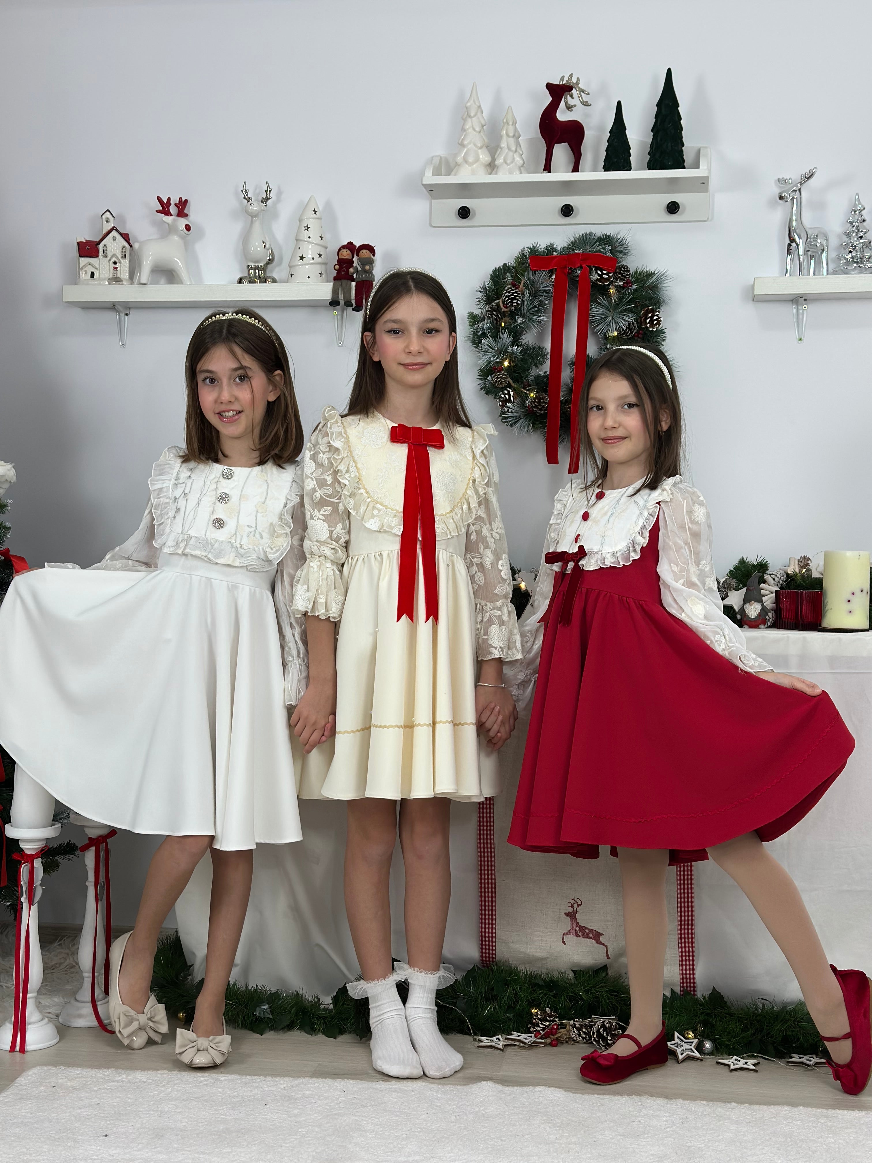 Rochita alba cu bustul si mânecuțele din mătase brodata