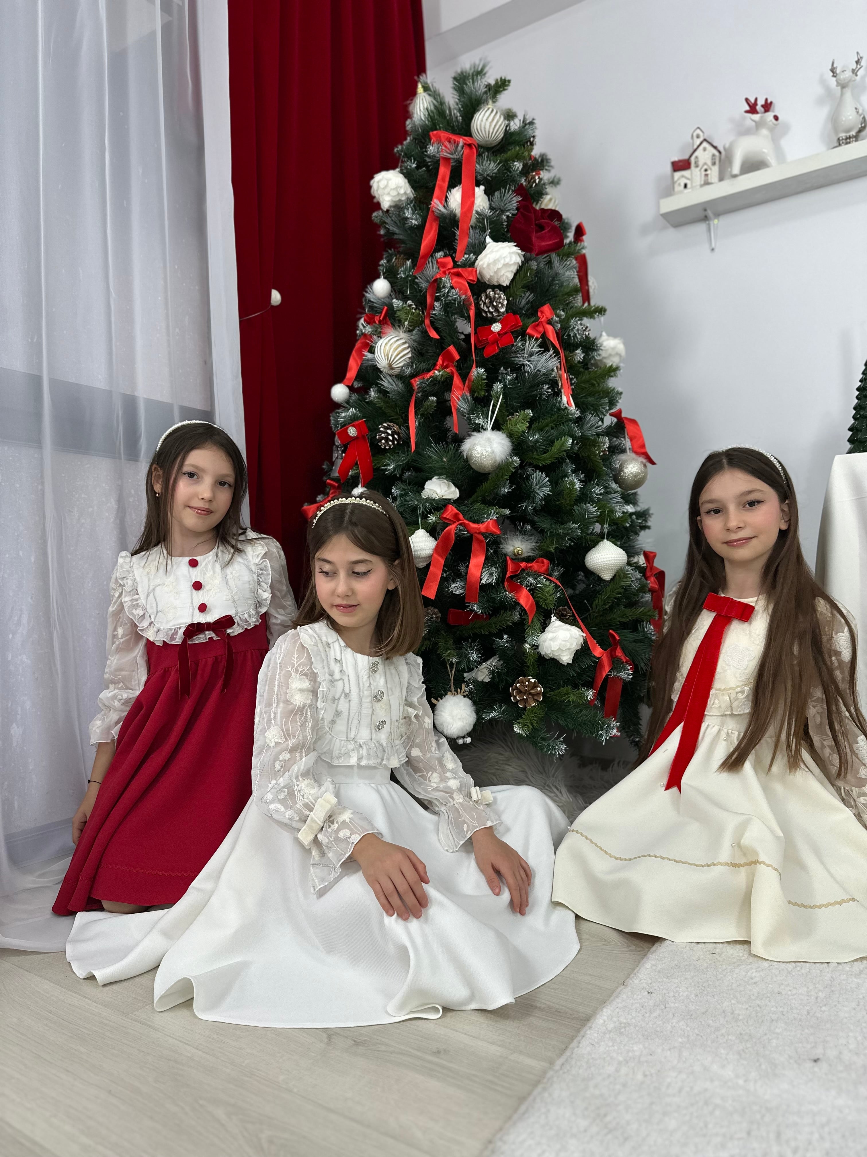 Rochita alba cu bustul si mânecuțele din mătase brodata