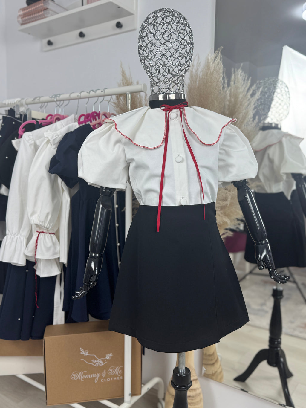 Cămașa alba din bumbac pentru scoala cu guler petala