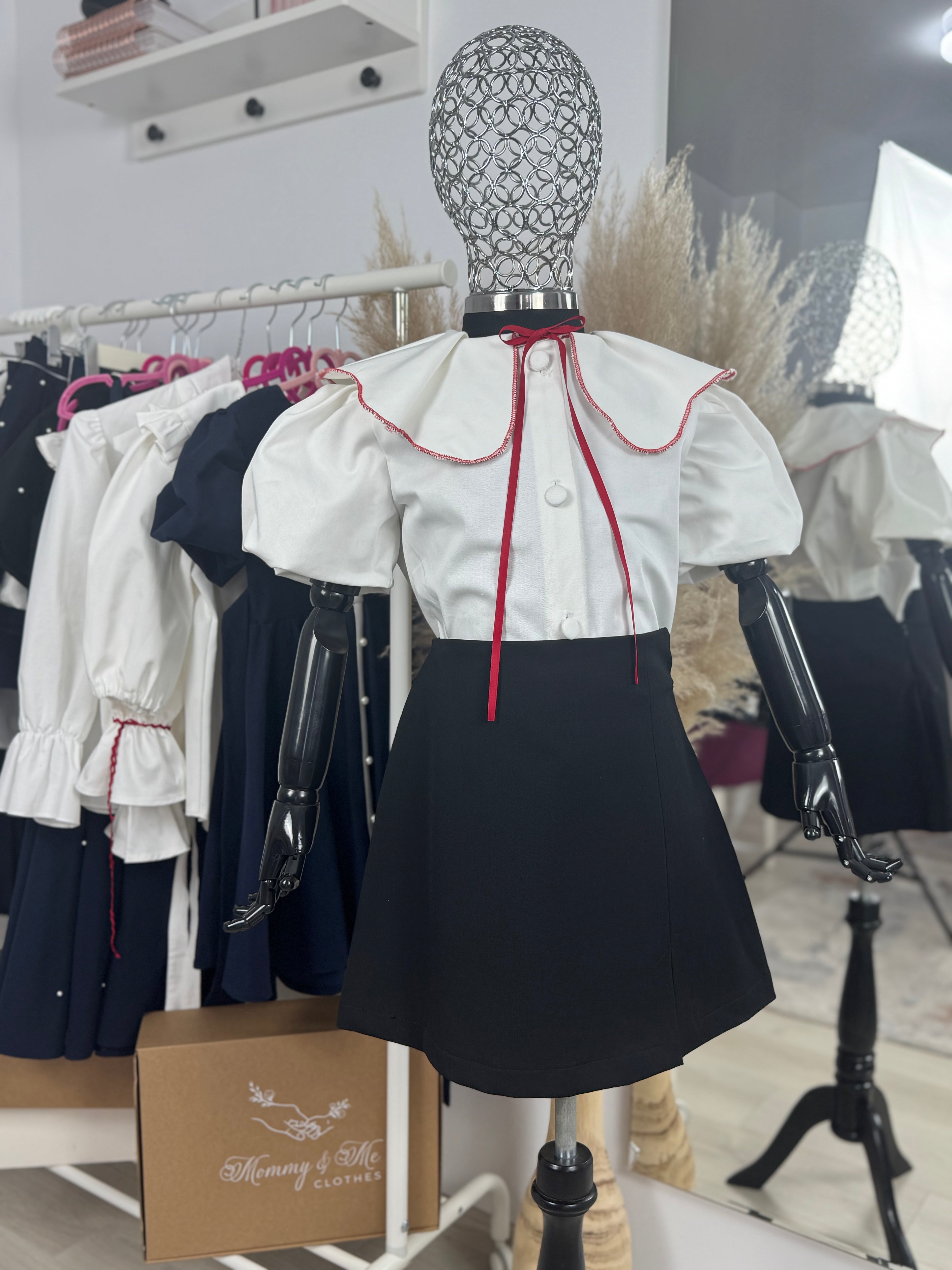 Cămașa alba din bumbac pentru scoala cu guler petala