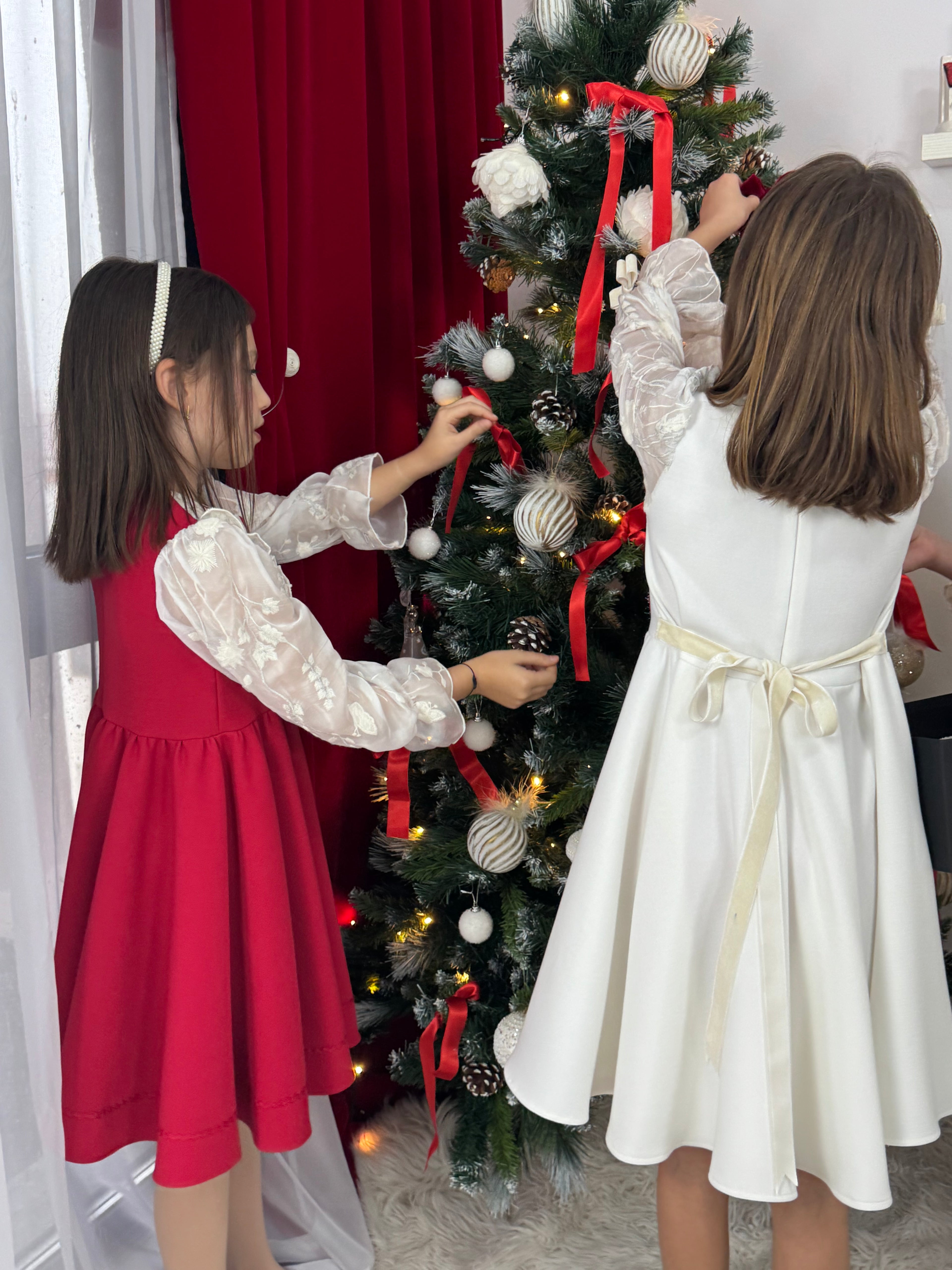 Rochița roșie cu bustul si mânecuțe îmbrăcat în mătase brodata