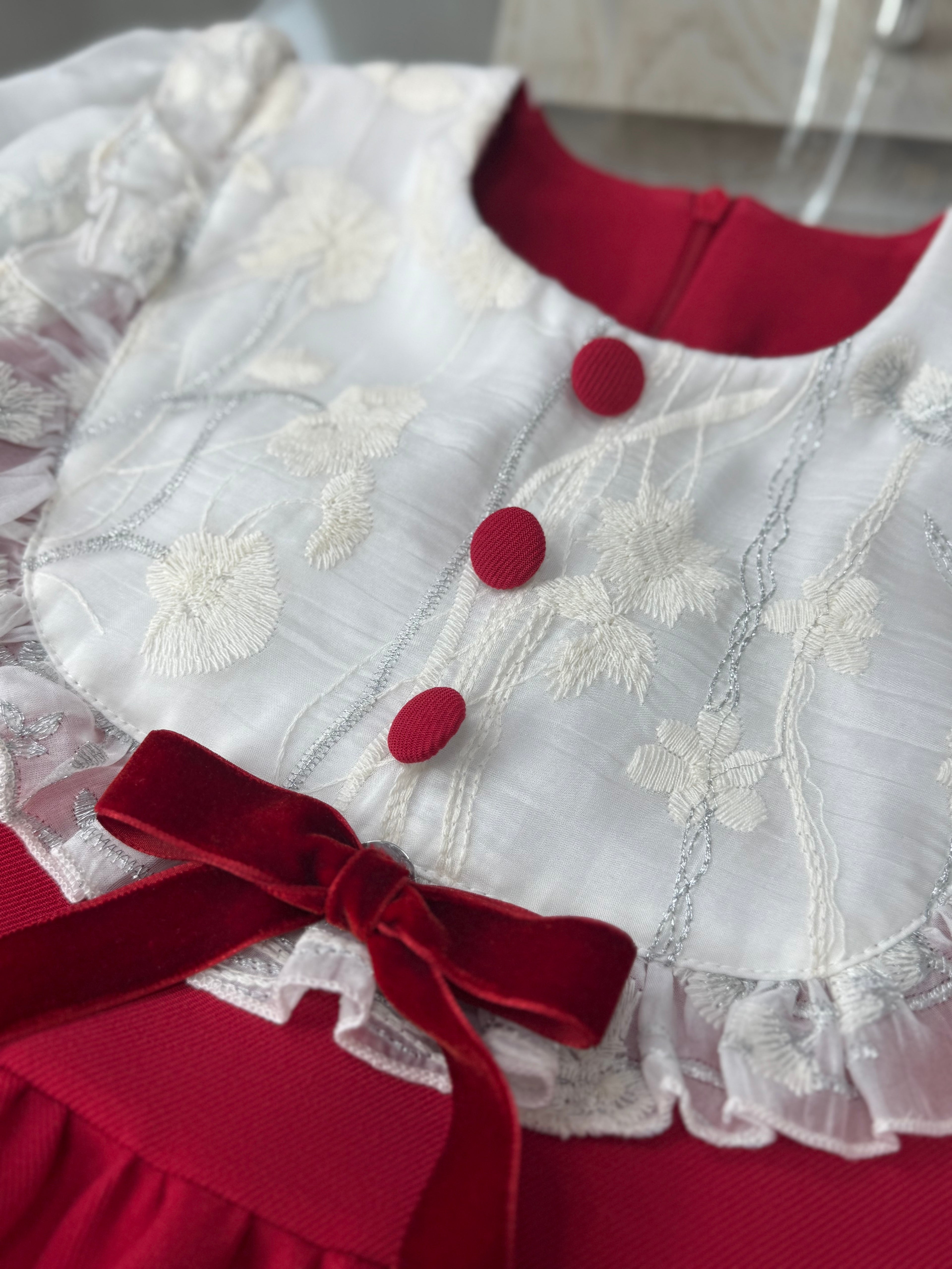 Rochița roșie cu bustul si mânecuțe îmbrăcat în mătase brodata