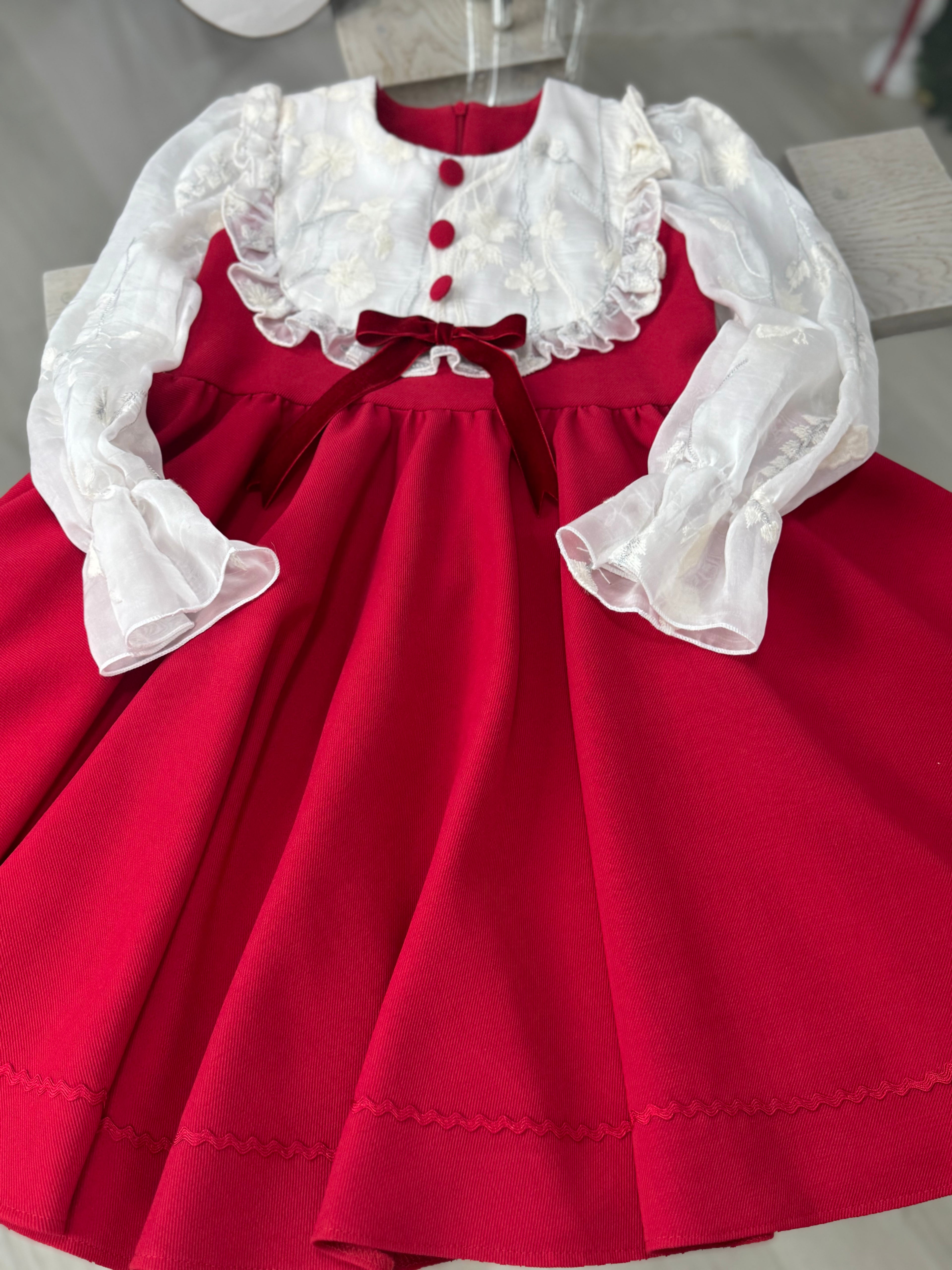 Rochița roșie cu bustul si mânecuțe îmbrăcat în mătase brodata