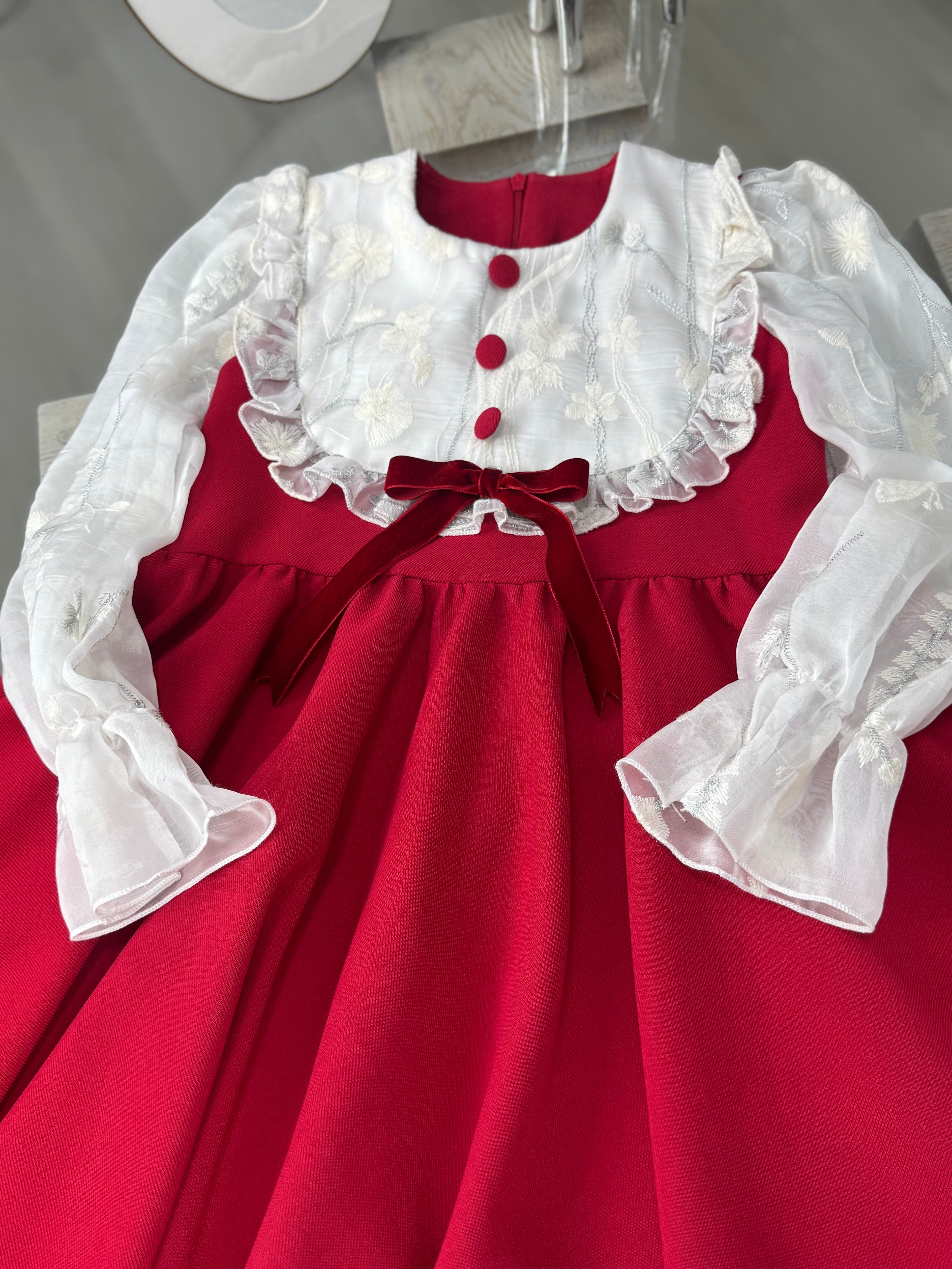 Rochița roșie cu bustul si mânecuțe îmbrăcat în mătase brodata