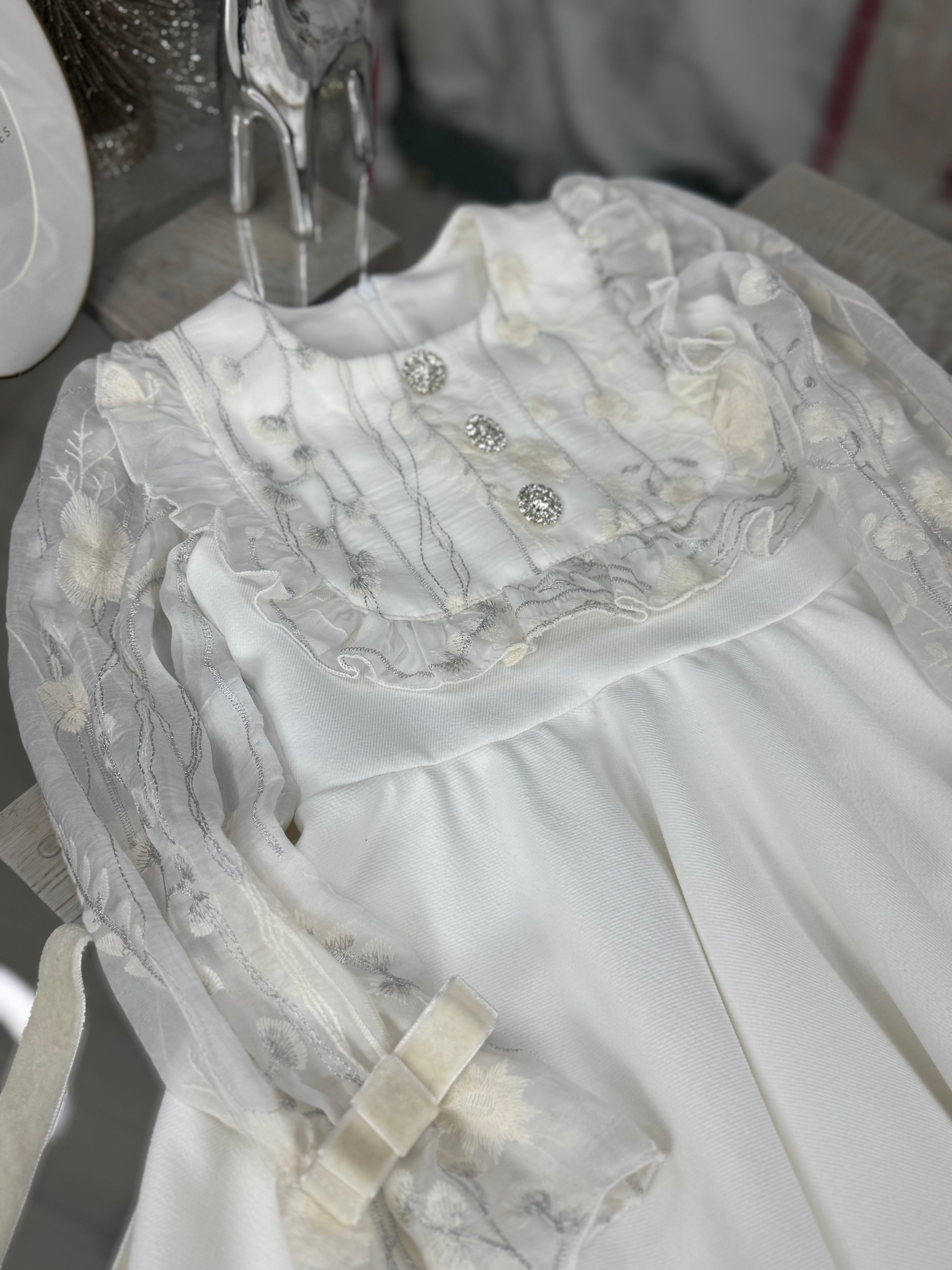 Rochita alba cu bustul si mânecuțele din mătase brodata