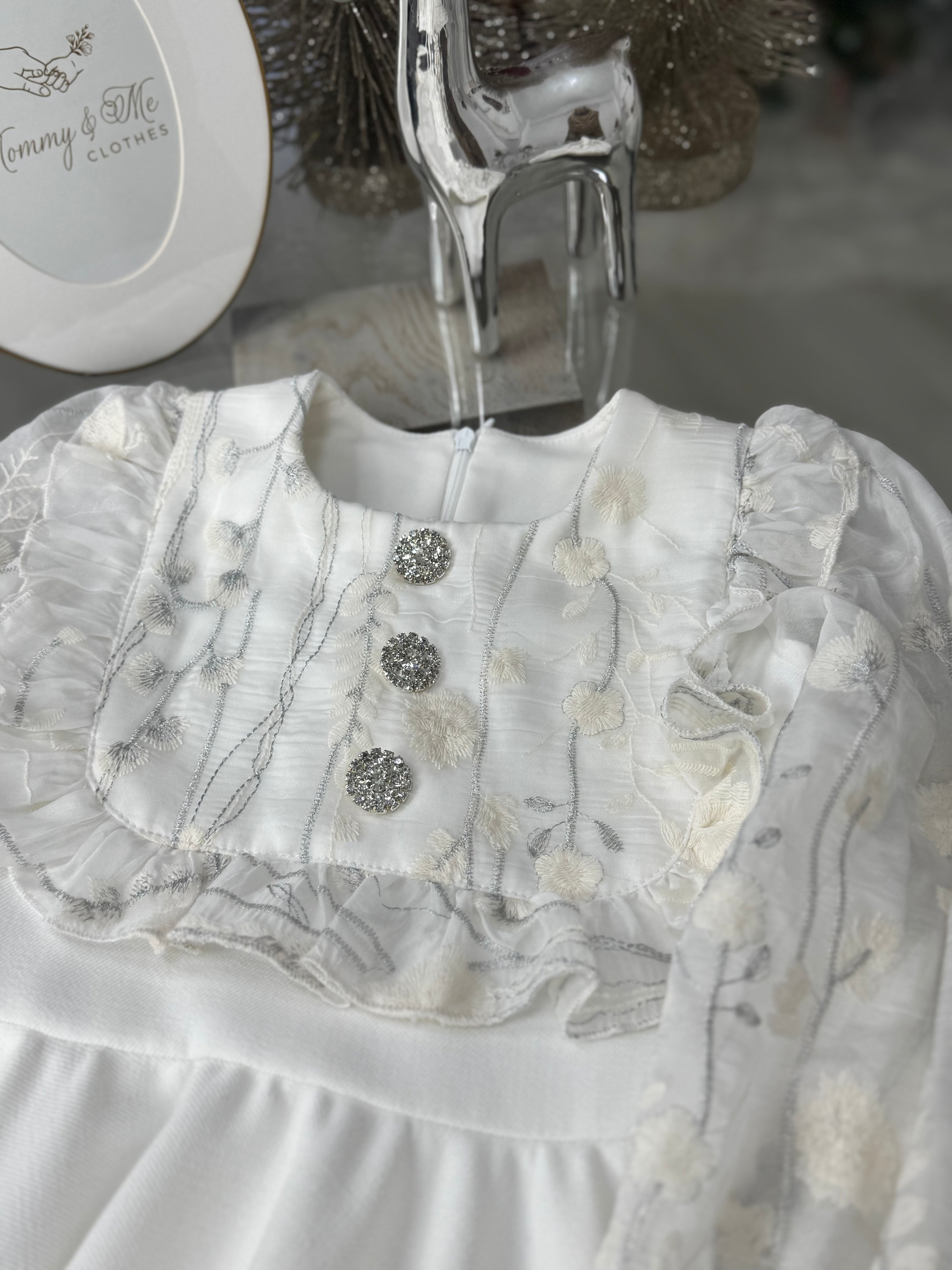 Rochita alba cu bustul si mânecuțele din mătase brodata