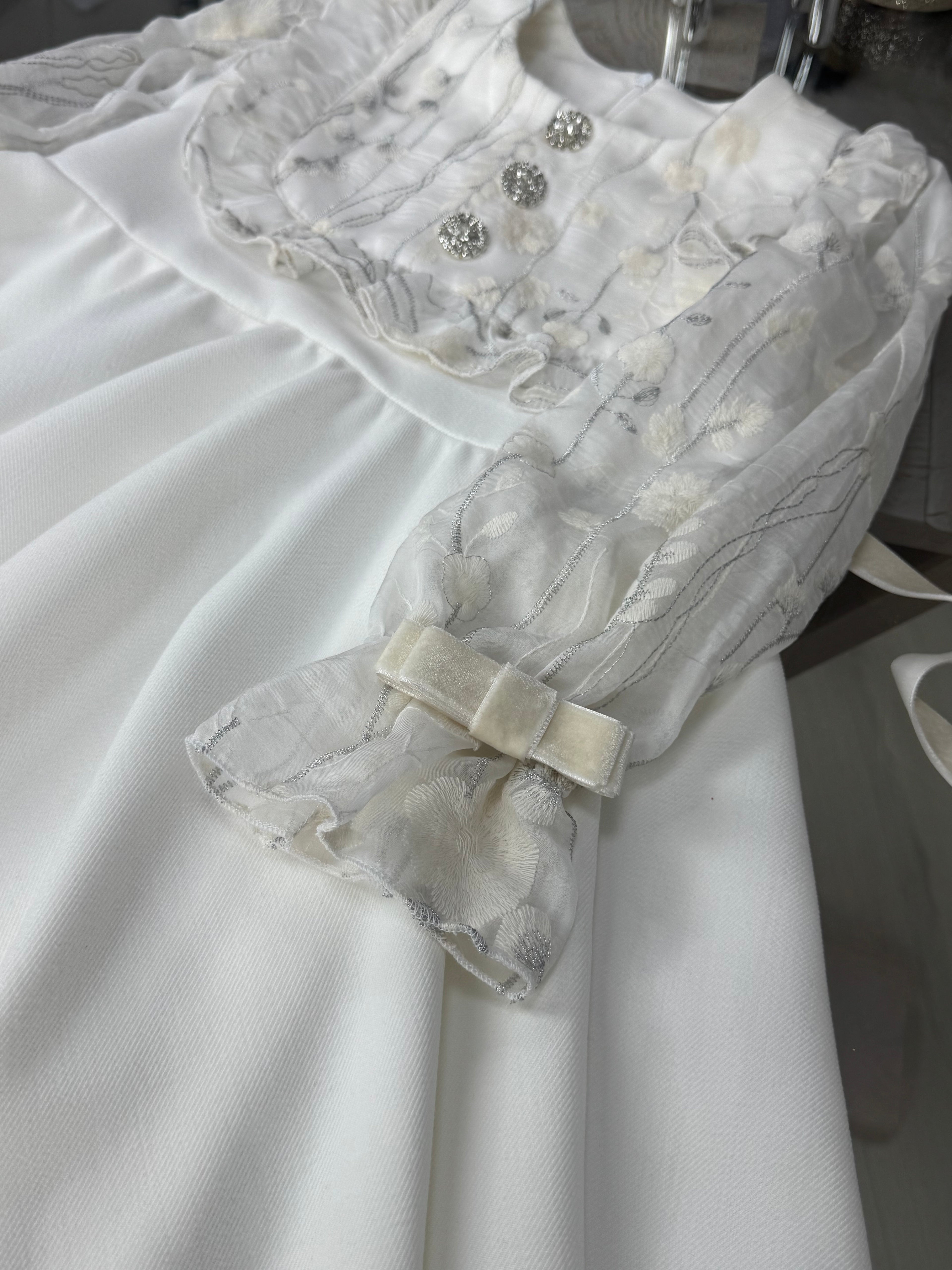 Rochita alba cu bustul si mânecuțele din mătase brodata