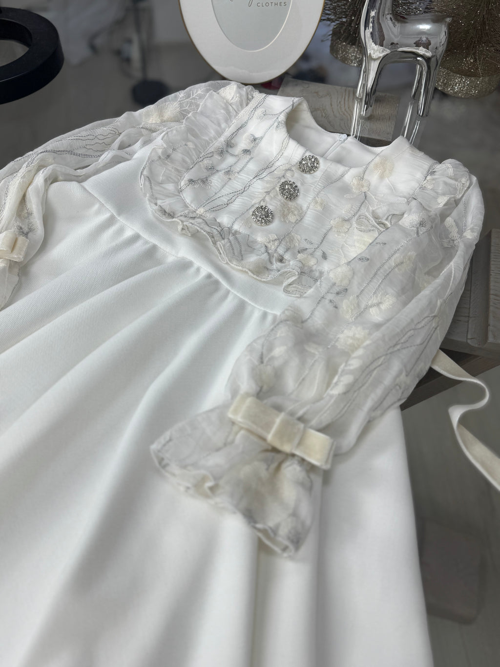 Rochita alba cu bustul si mânecuțele din mătase brodata