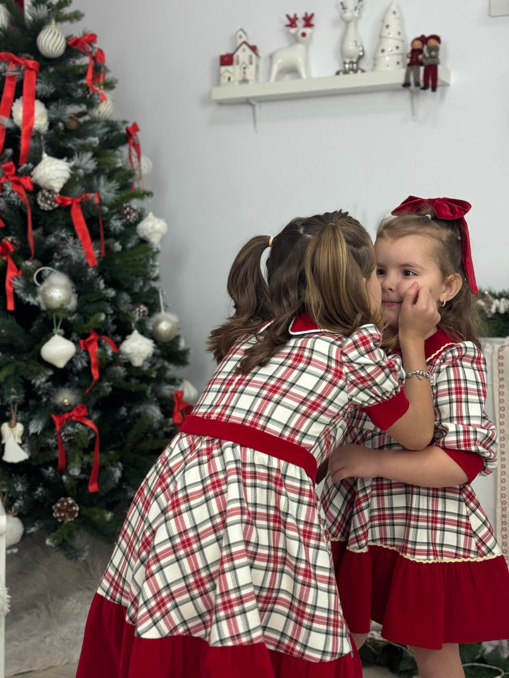 Rochita din tartan roșu cu crem cu detalii din catifea roșie