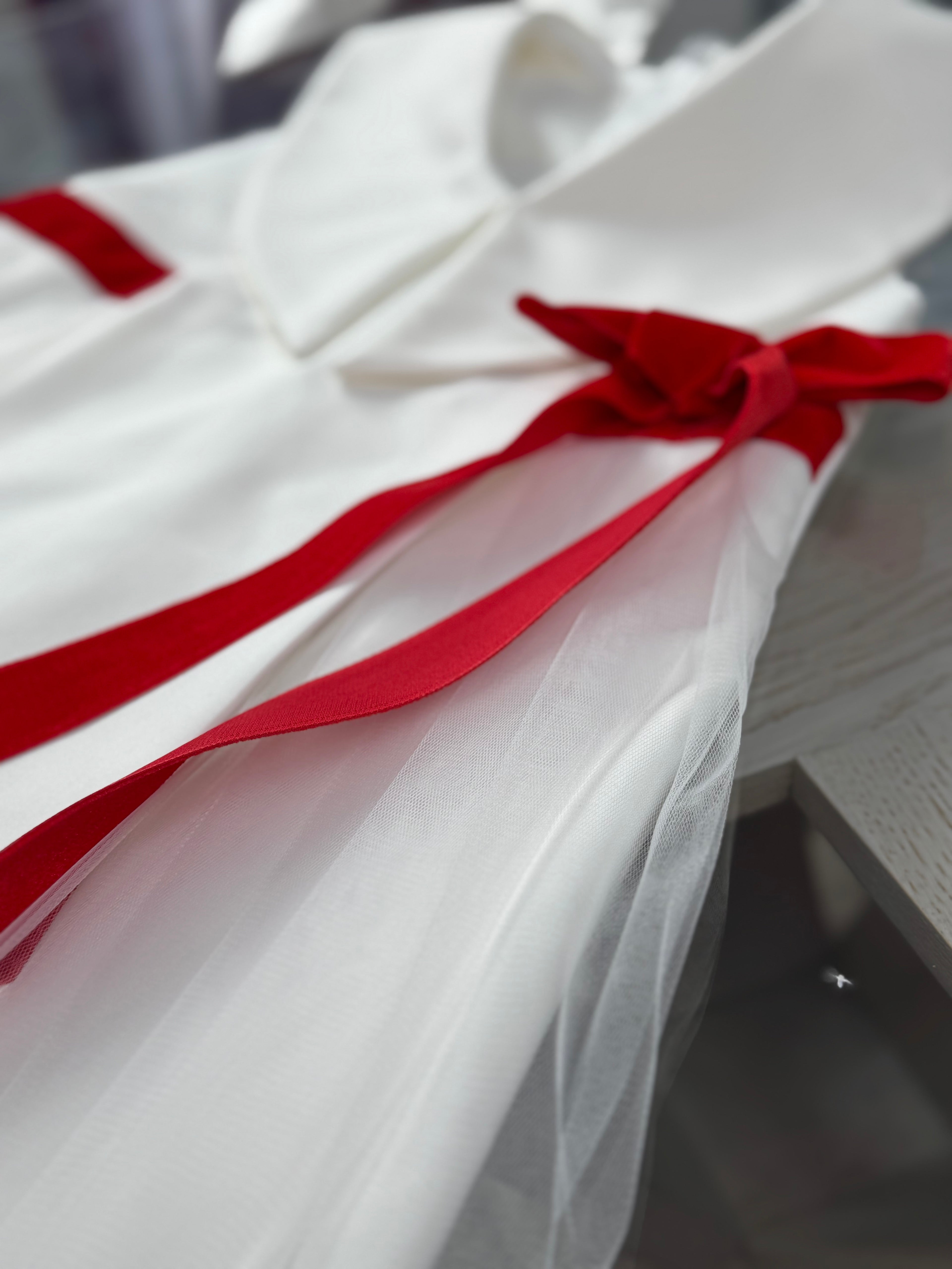 Rochita alba in “A” cu fundițe rosii