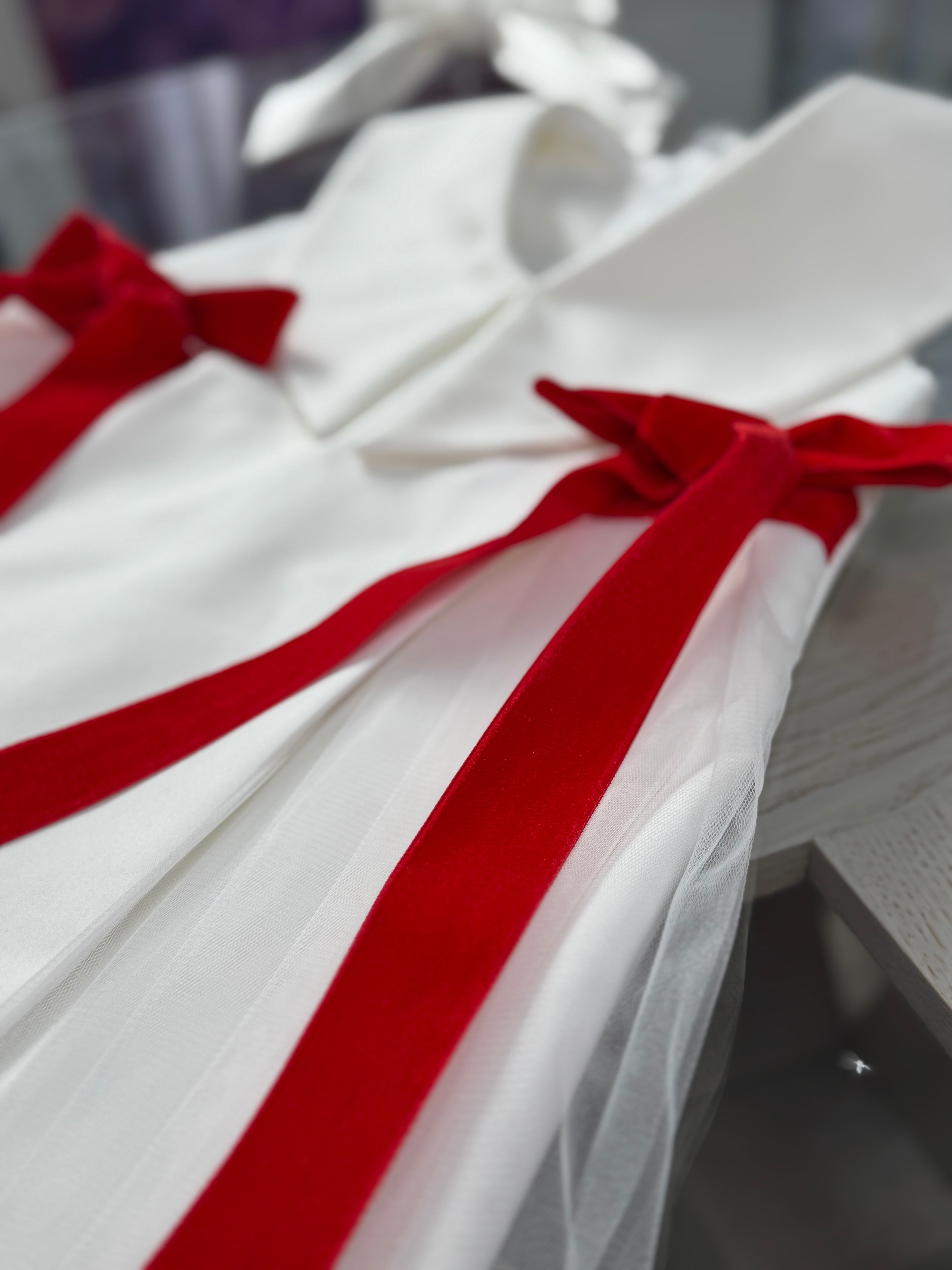 Rochita alba in “A” cu fundițe rosii