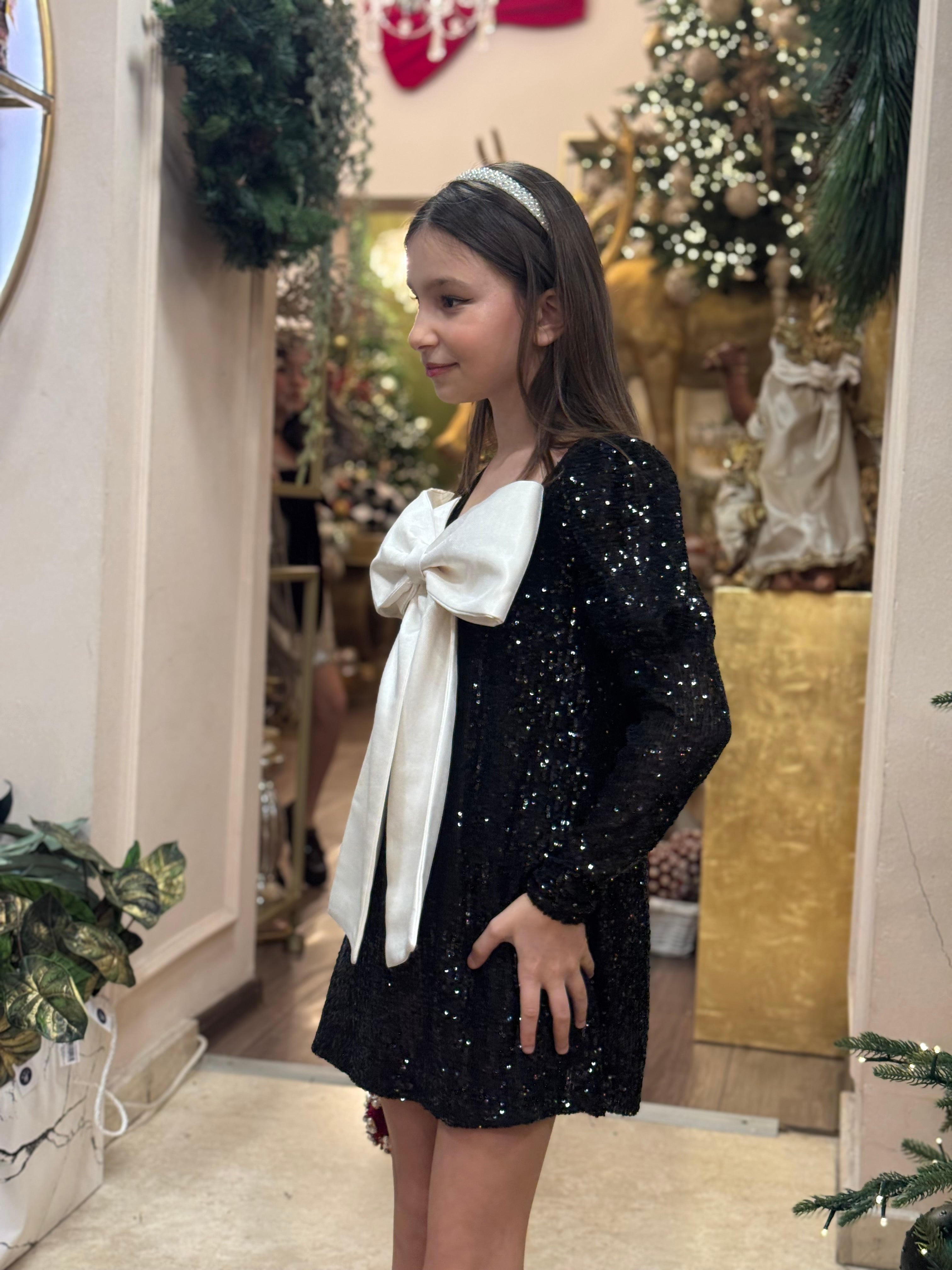 Rochita neagra din paiete cu mânecuțe bufante si manșete in partea de jos