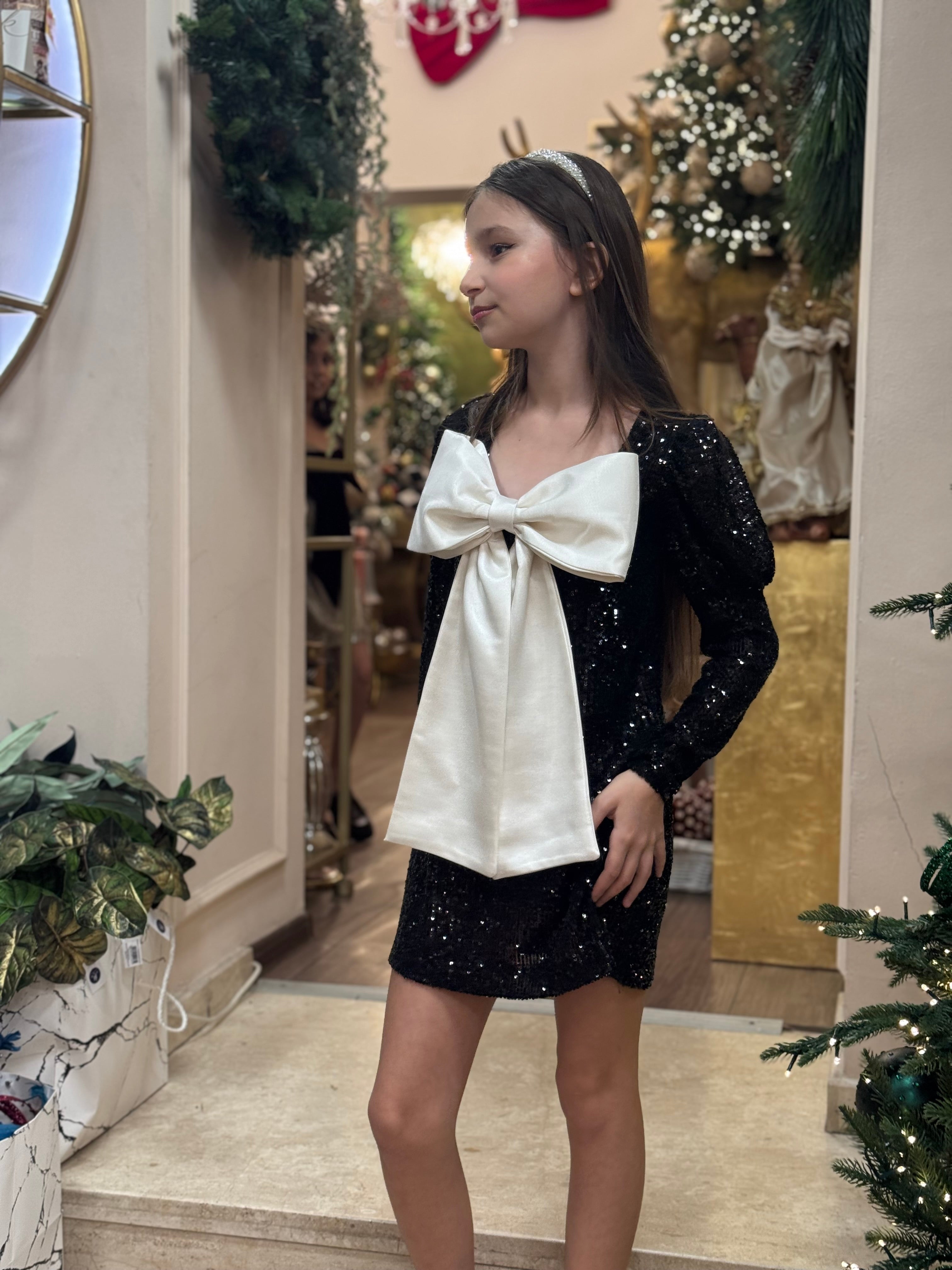 Rochita neagra din paiete cu mânecuțe bufante si manșete in partea de jos