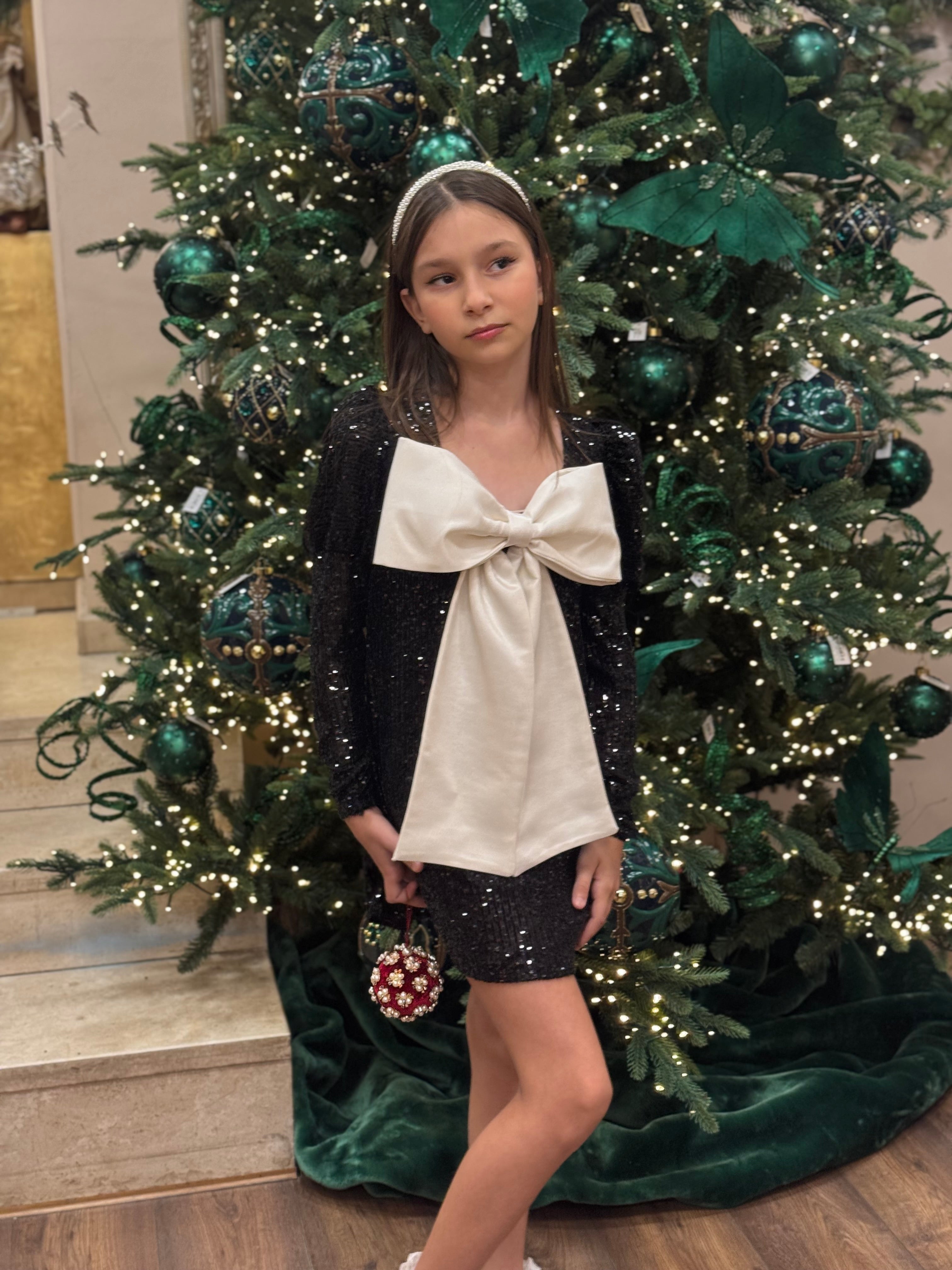 Rochita neagra din paiete cu mânecuțe bufante si manșete in partea de jos