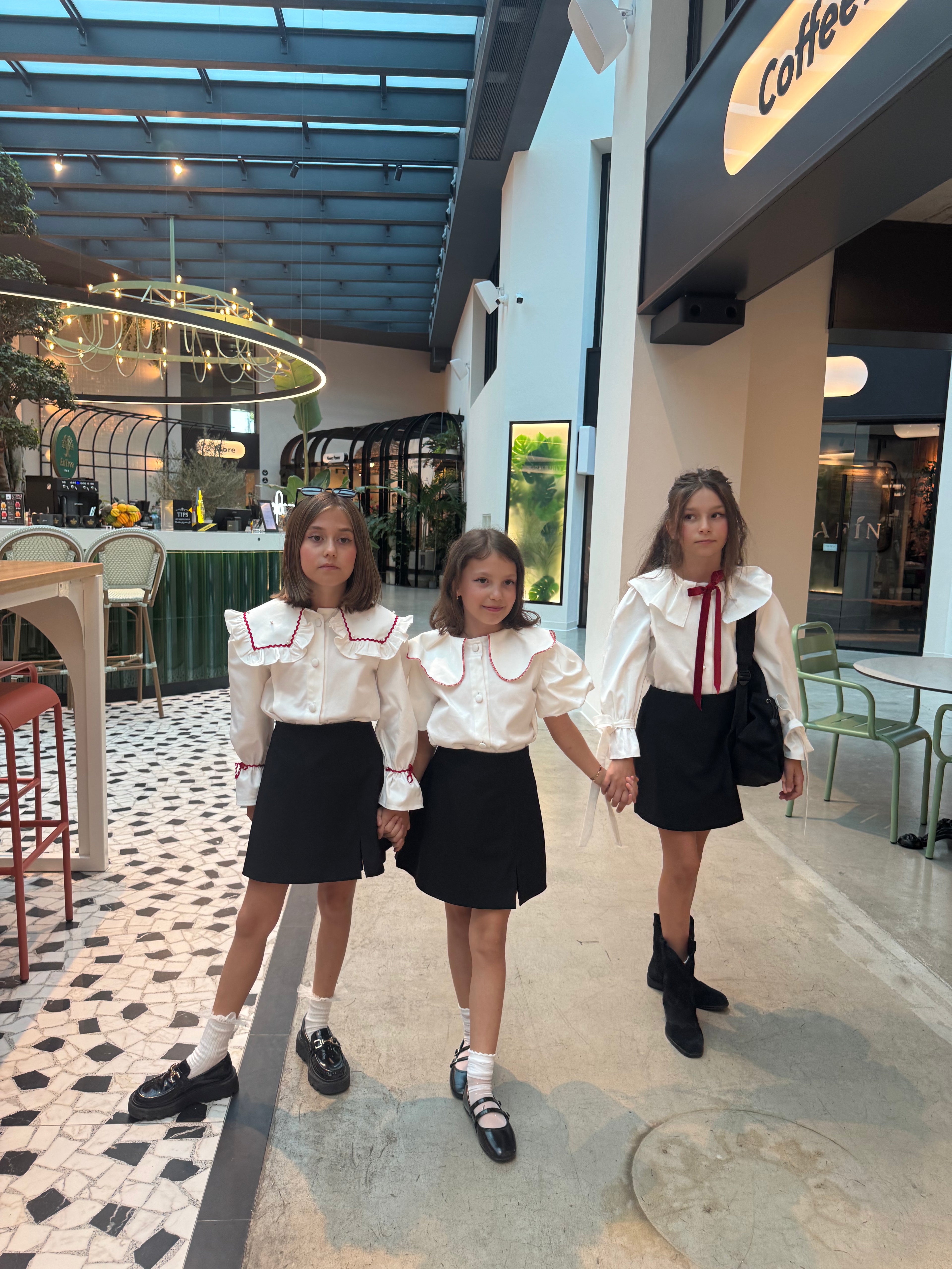 Cămașa premium din bumbac cu guler pătrat decorat cu banda de zig-zag roșie si perle