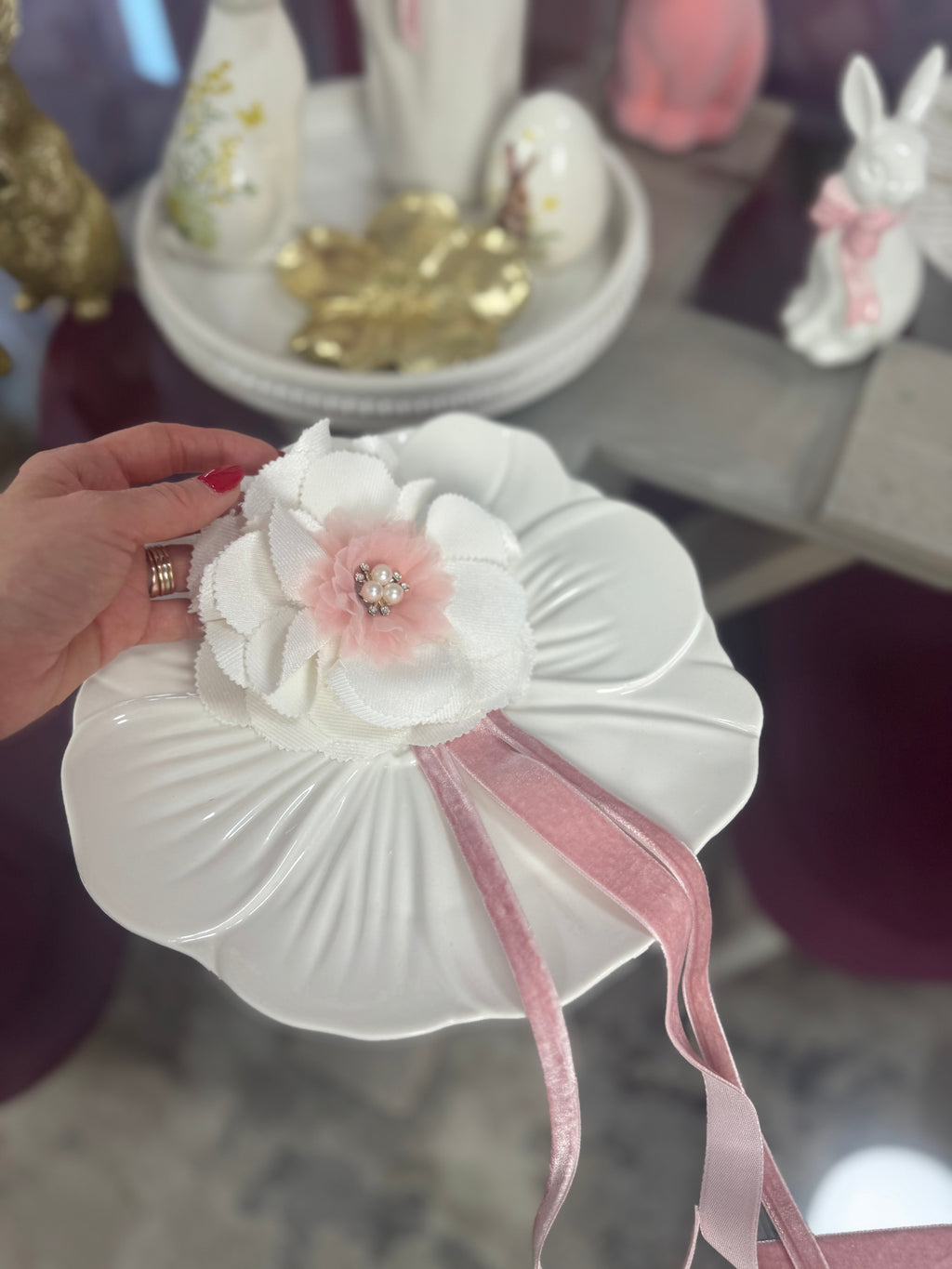 Broșă florala din material textil alba cu detalii
