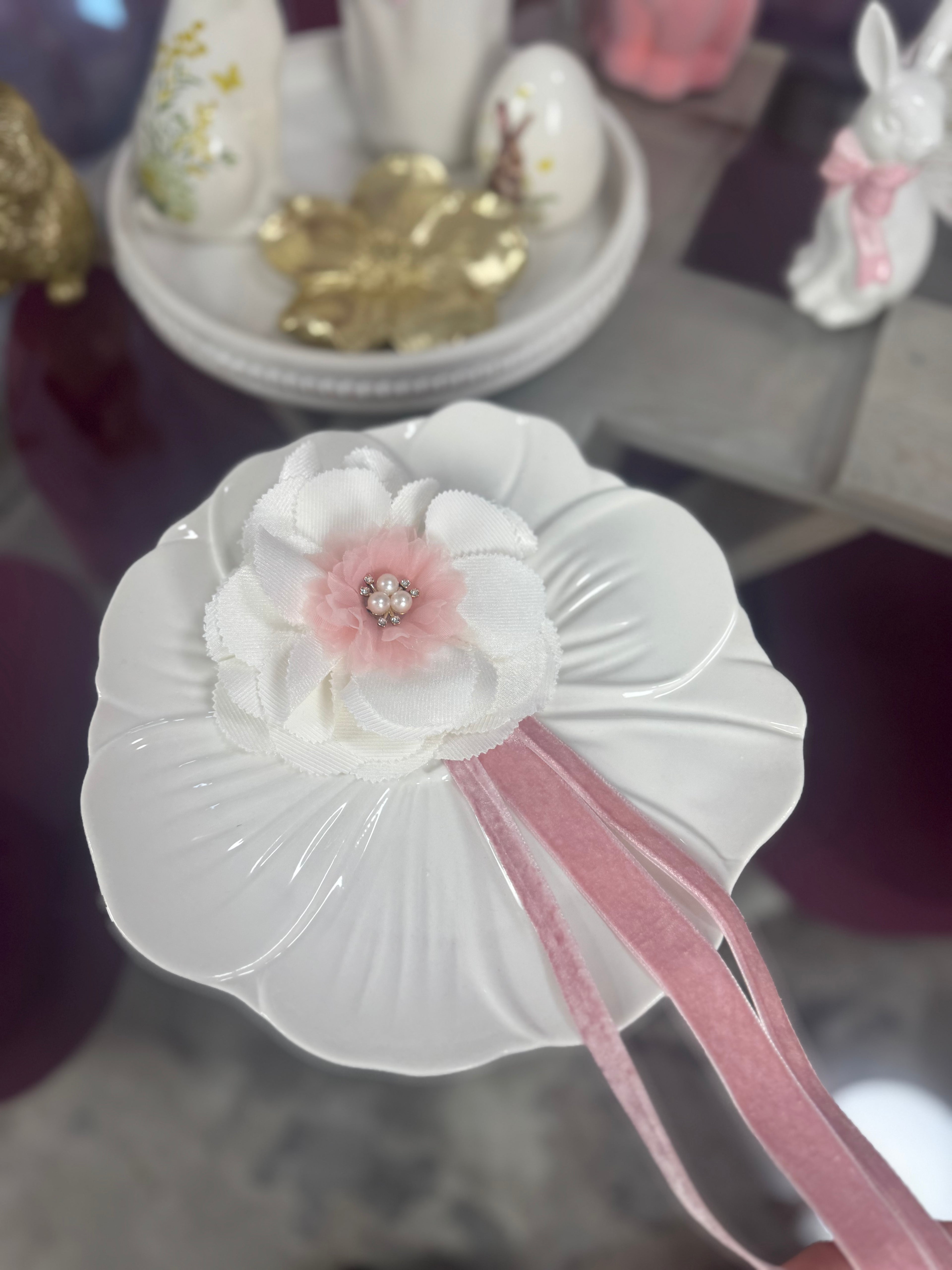 Broșă eleganta din material textil cu perle si panglica din catifea