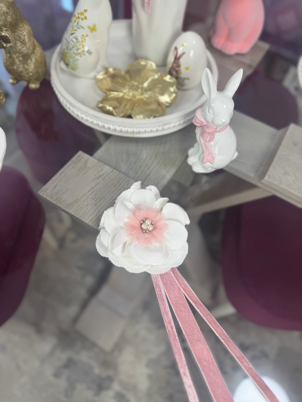 Broșă eleganta din material textil cu perle si panglica din catifea