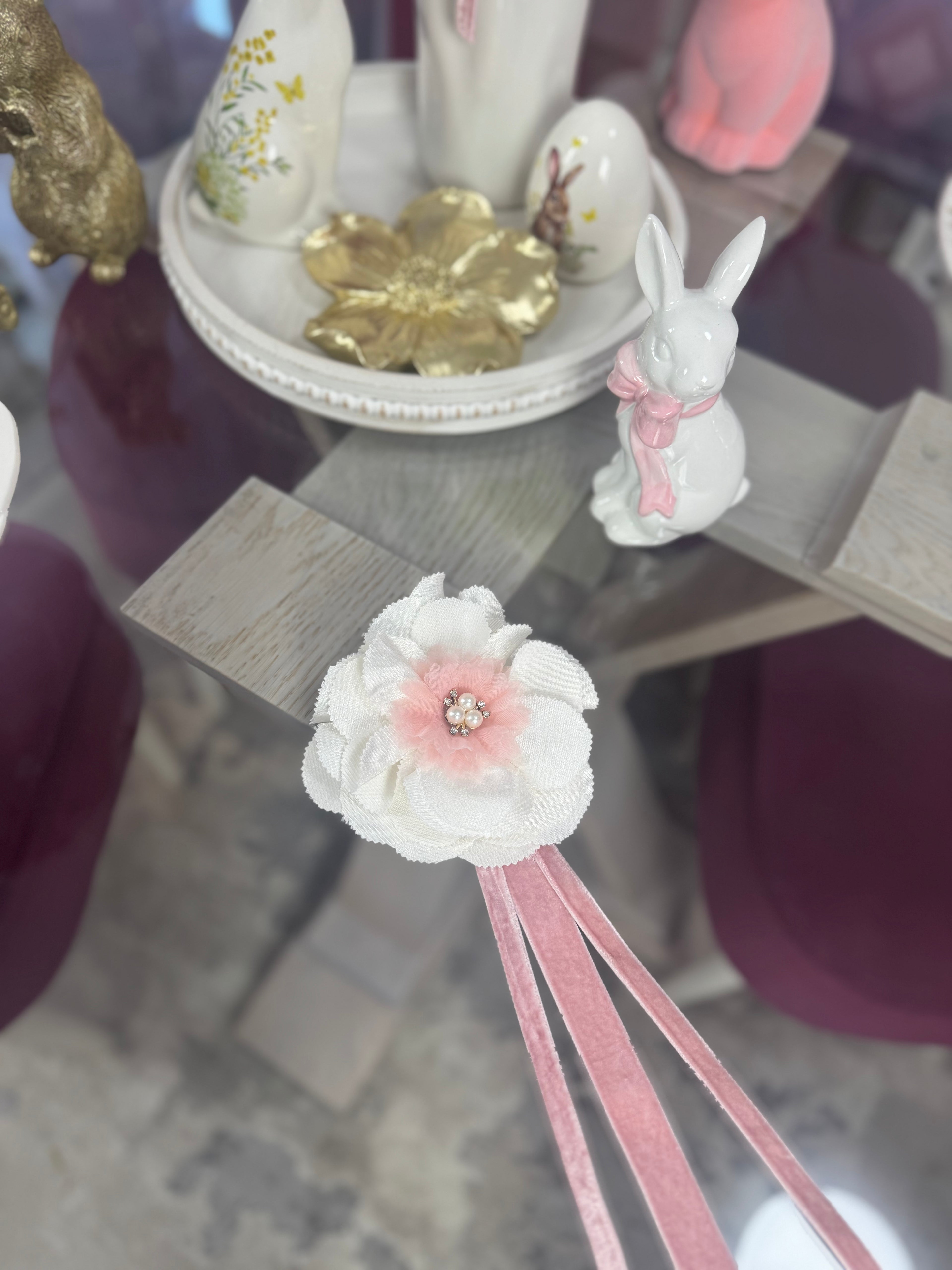Broșă eleganta din material textil cu perle si panglica din catifea