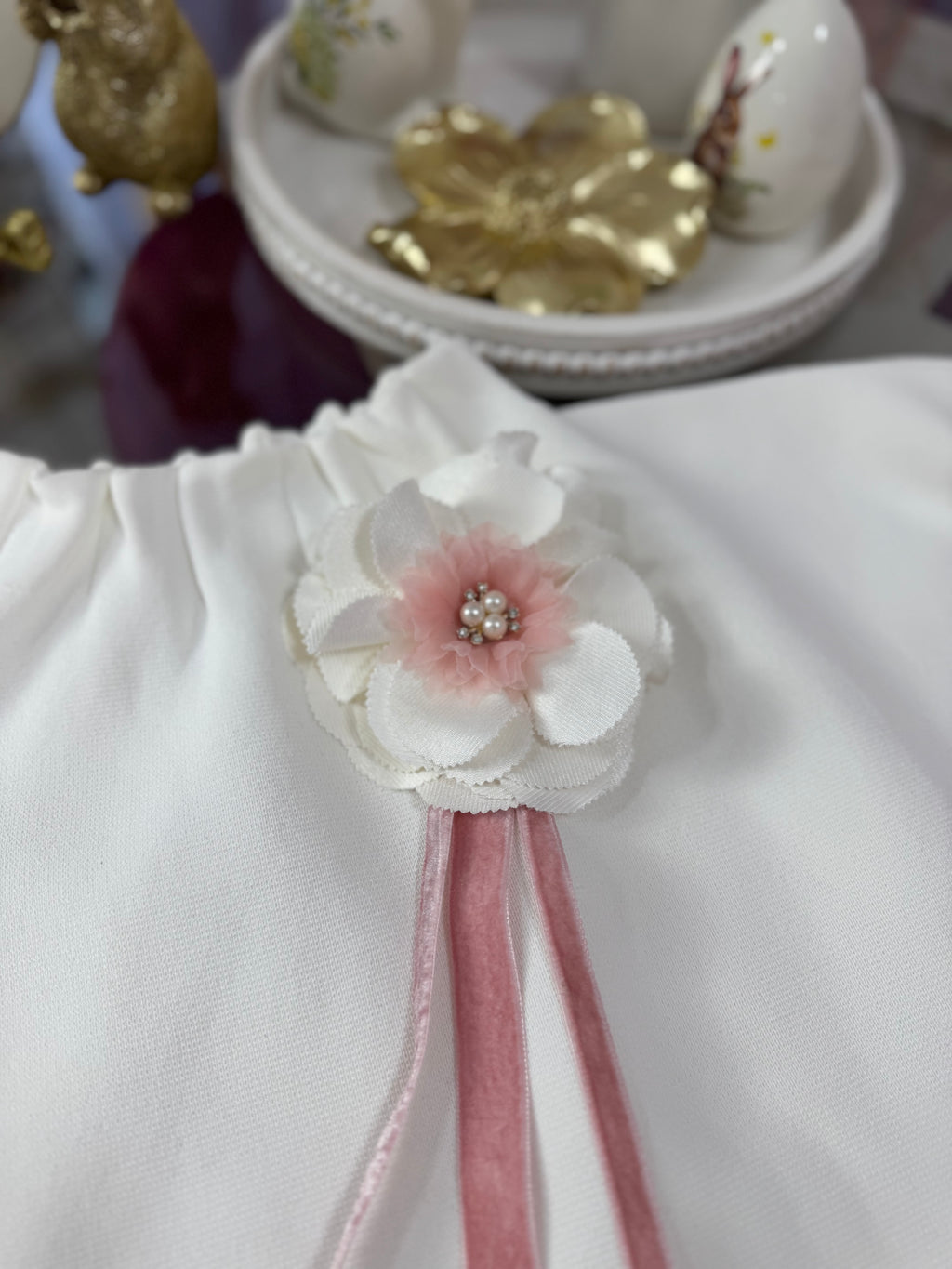 Broșă florala din material textil alba cu detalii
