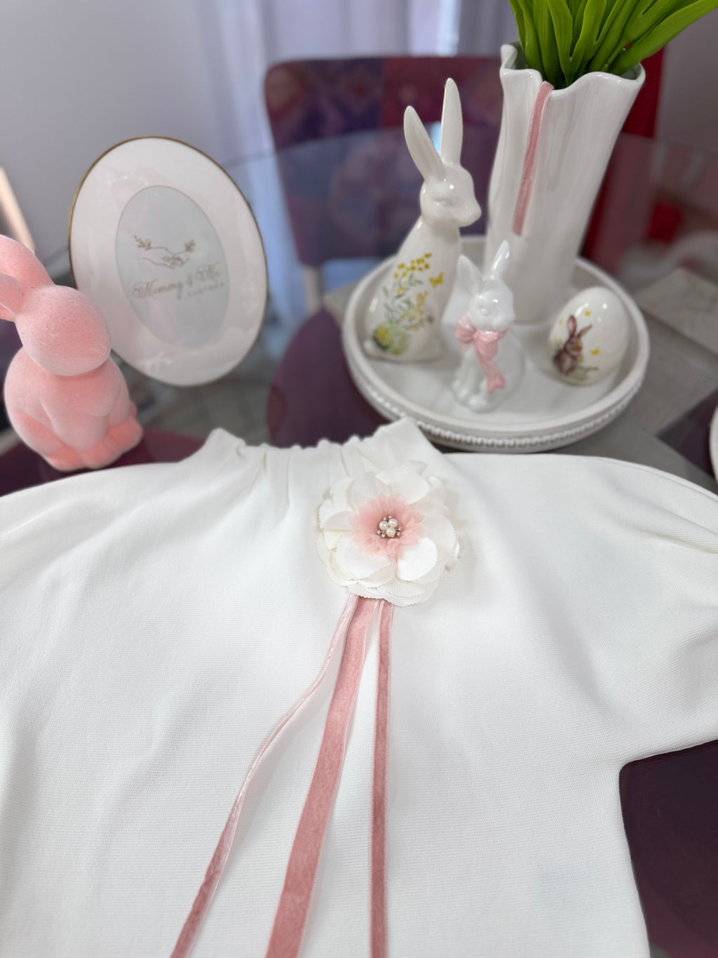 Broșă eleganta din material textil cu perle si panglica din catifea