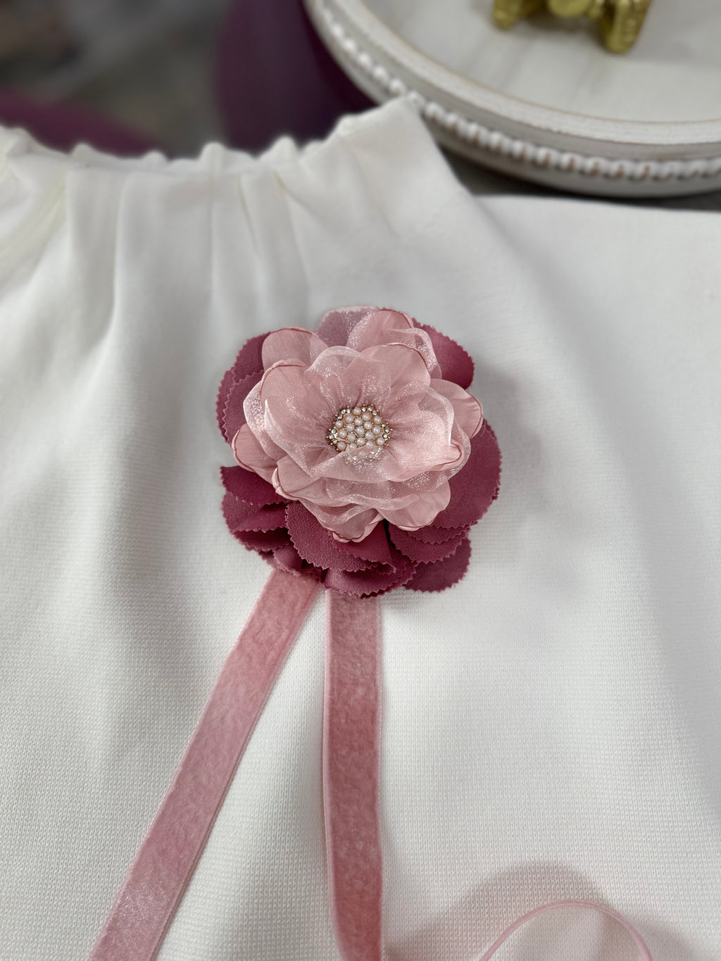Accesoriu broșă florala romantica cu perle si panglica din catifea