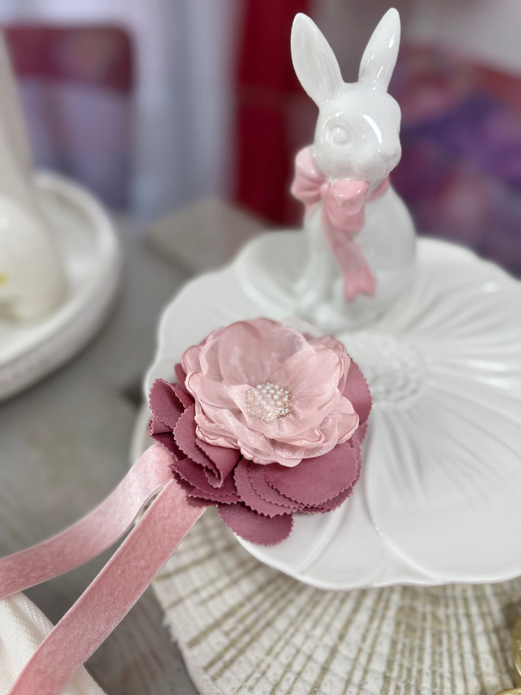 Accesoriu broșă florala romantica cu perle si panglica din catifea