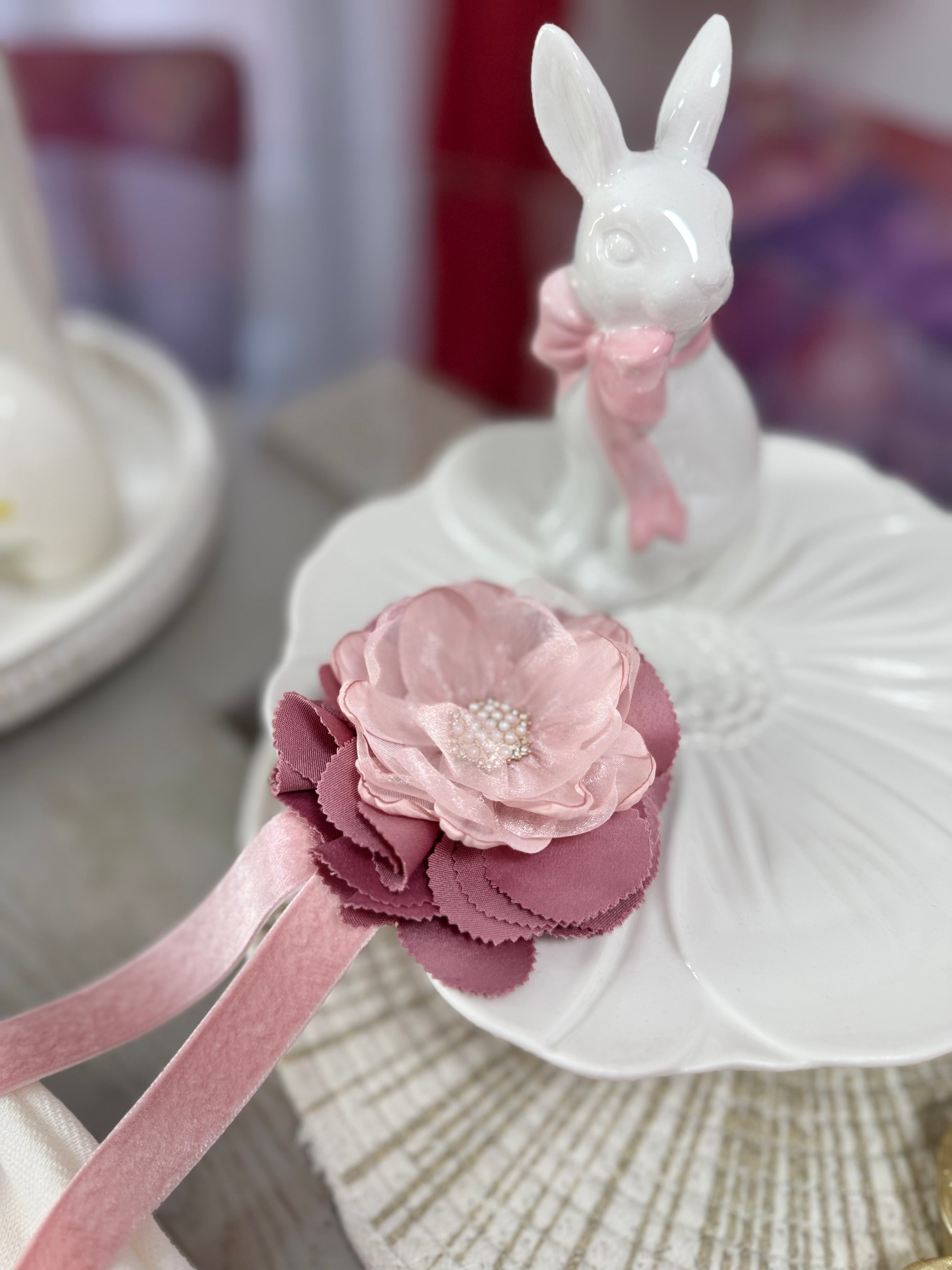 Accesoriu broșă florala romantica cu perle si panglica din catifea