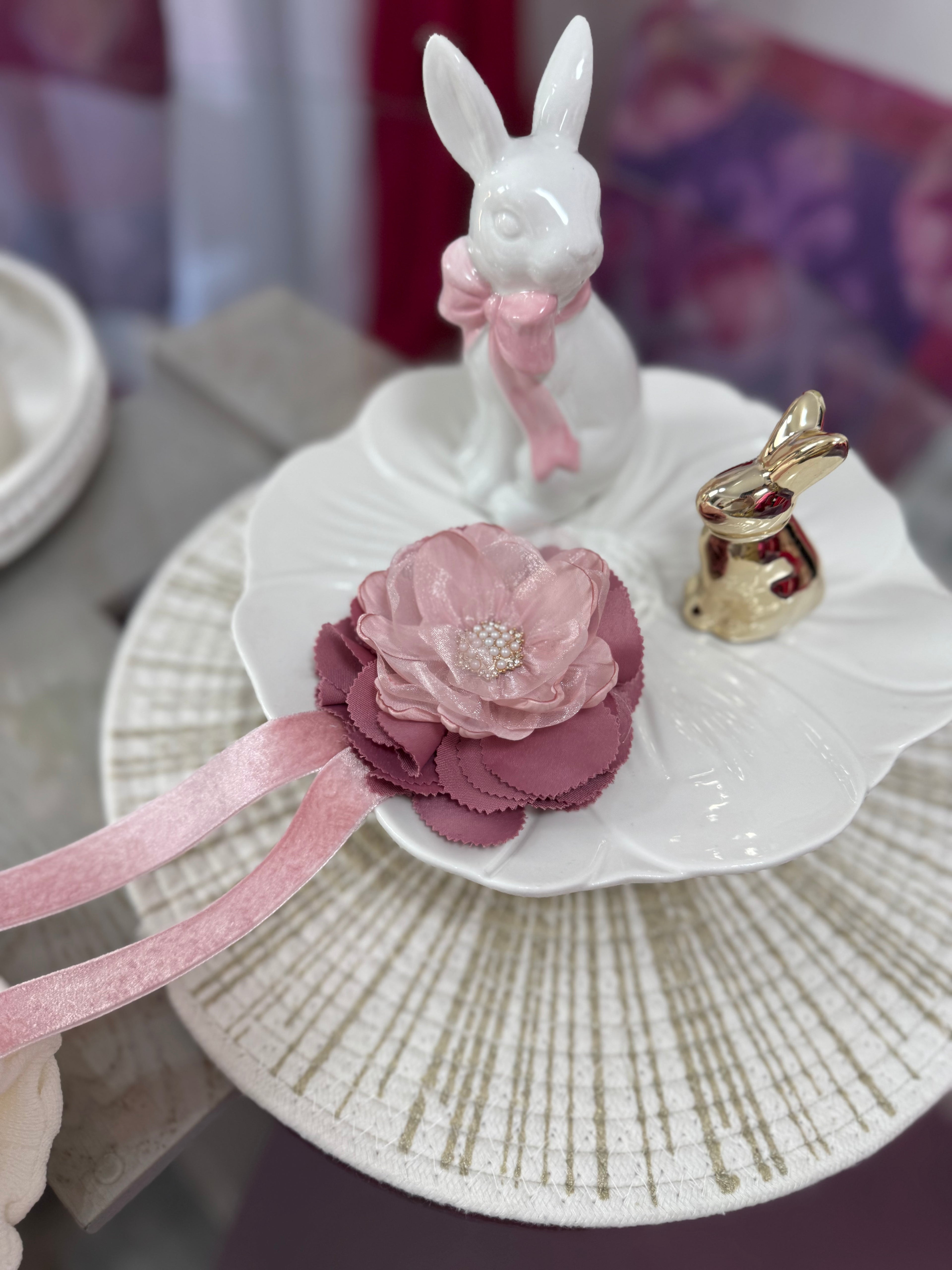 Accesoriu broșă florala romantica cu perle si panglica din catifea