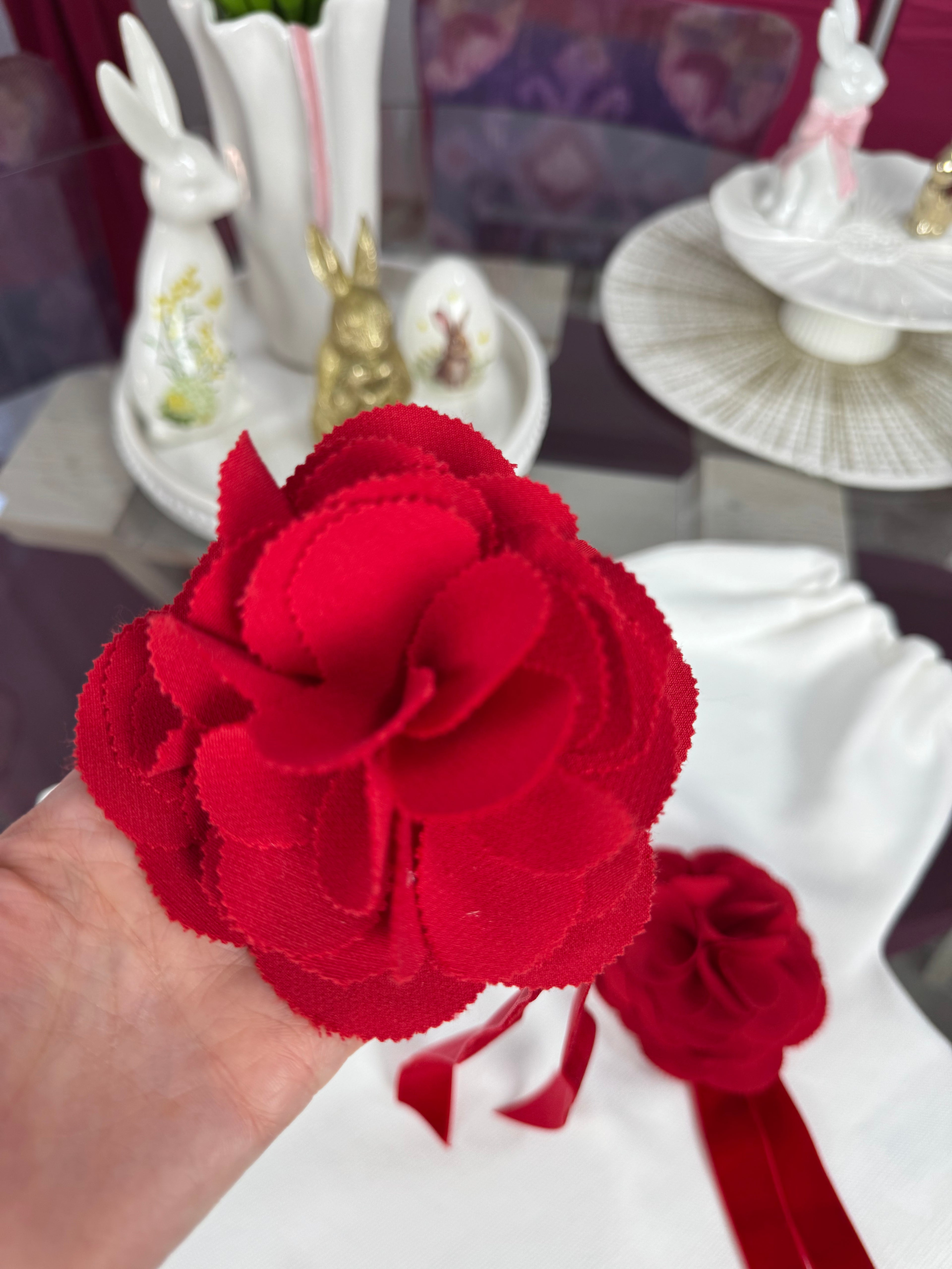 Accesoriu broșă florala roșie din material textil cu panglica din catifea