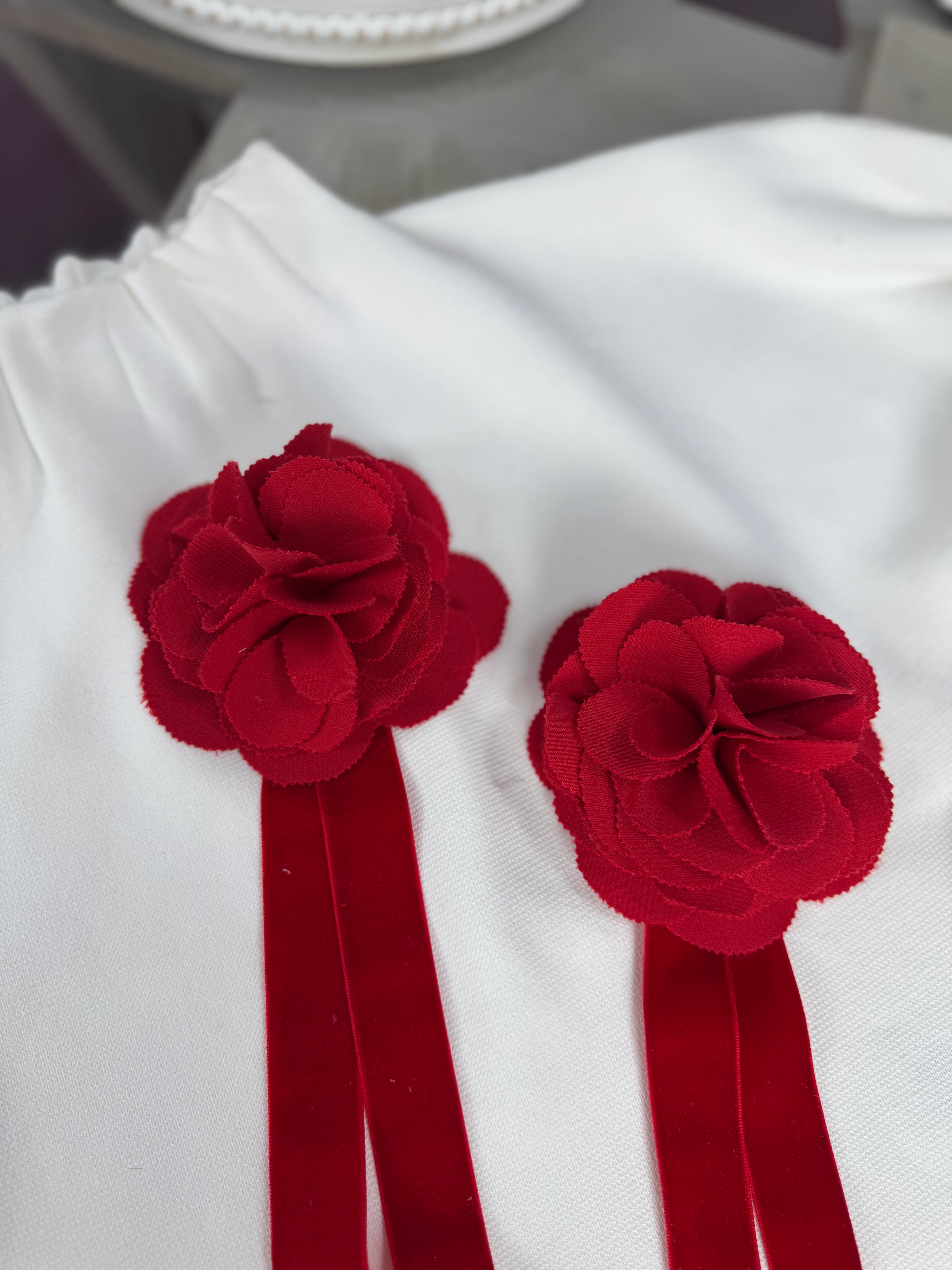 Accesoriu broșă florala roșie din material textil cu panglica din catifea