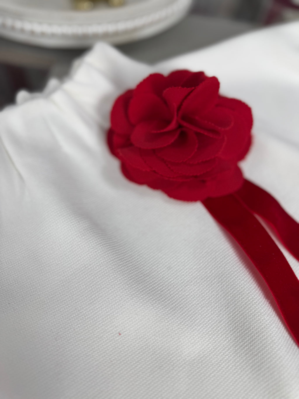 Accesoriu broșă florala roșie din material textil cu panglica din catifea