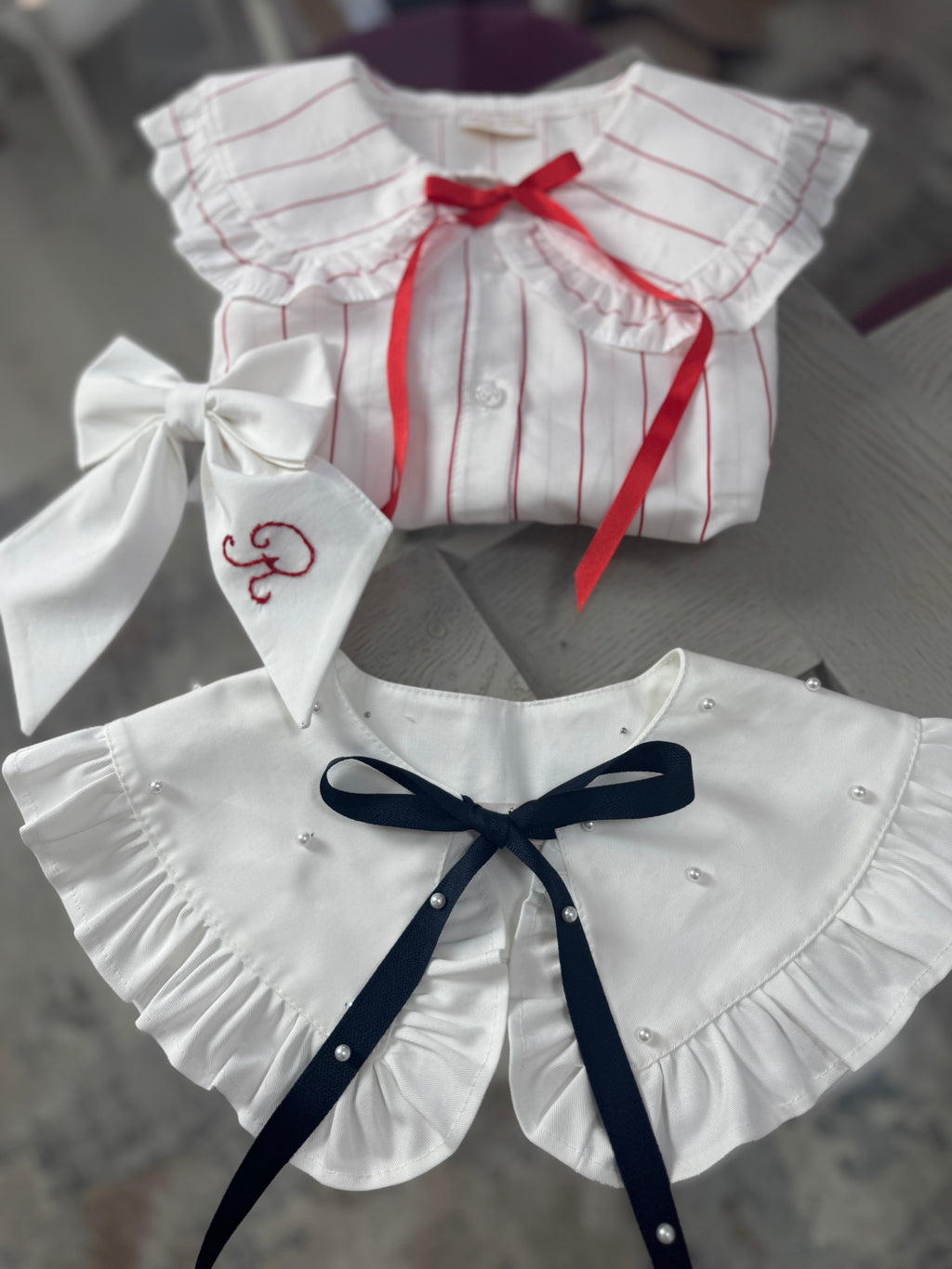 Guler alb detașabil din bumbac cu perle