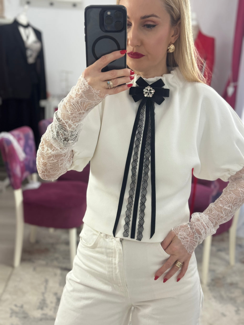 Broșă din catifea cu dantela si cristal
