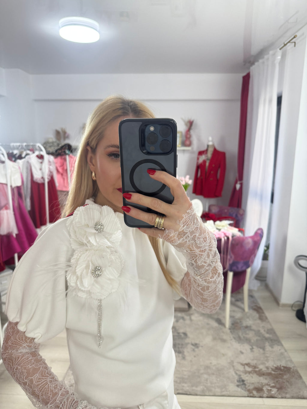Accesoriu broșă florala din material alb cu striații
